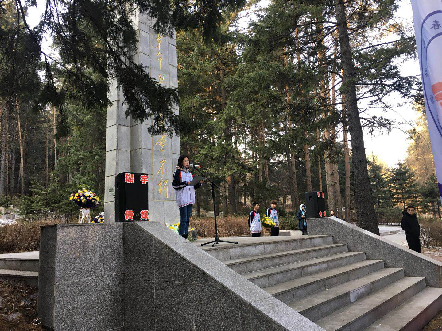 缅怀革命先烈，弘扬革命精神------医学技术学院开展清明节烈士扫墓活动