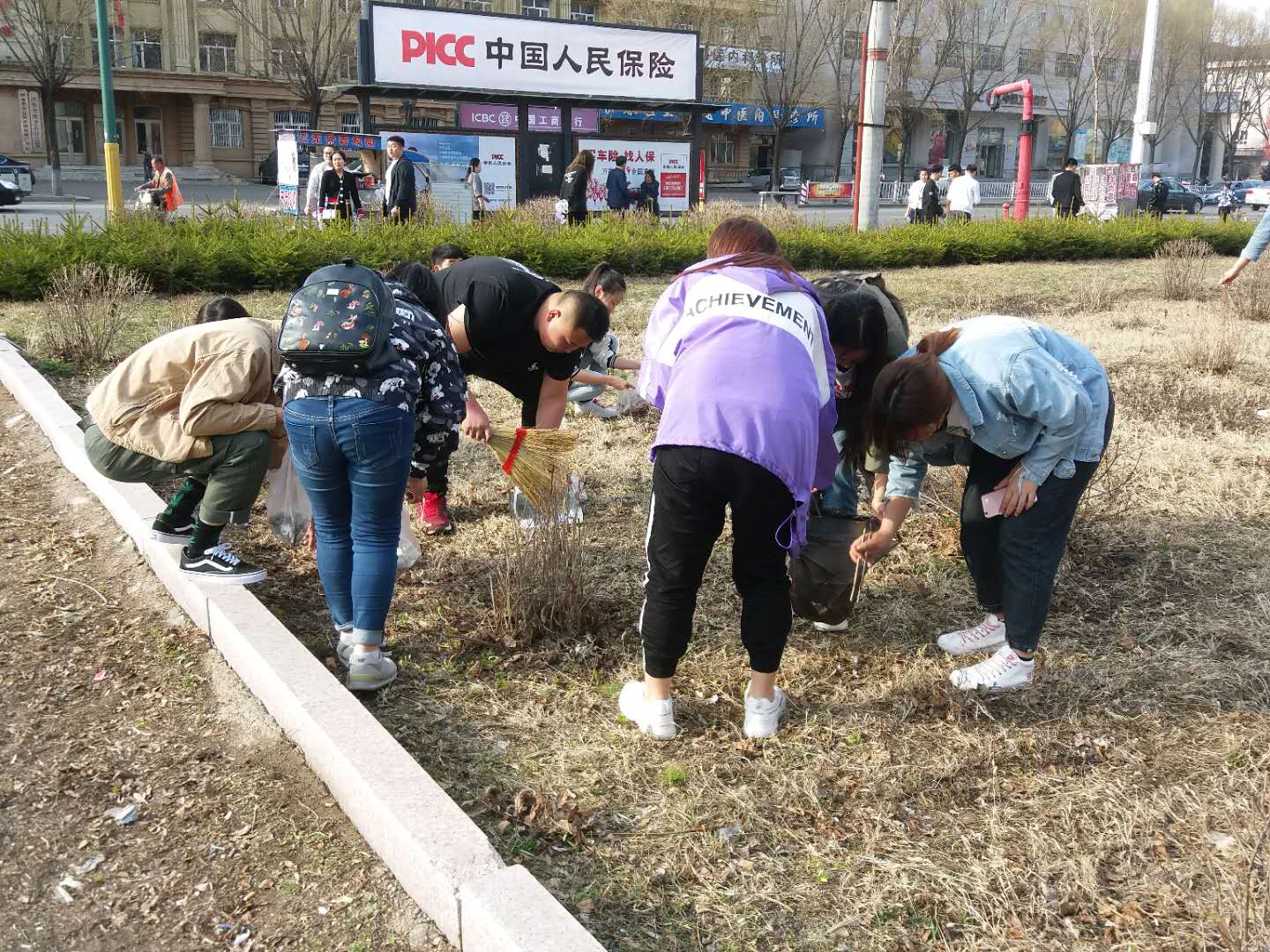 我院组织学生党员、入党积极分子开展义务劳动