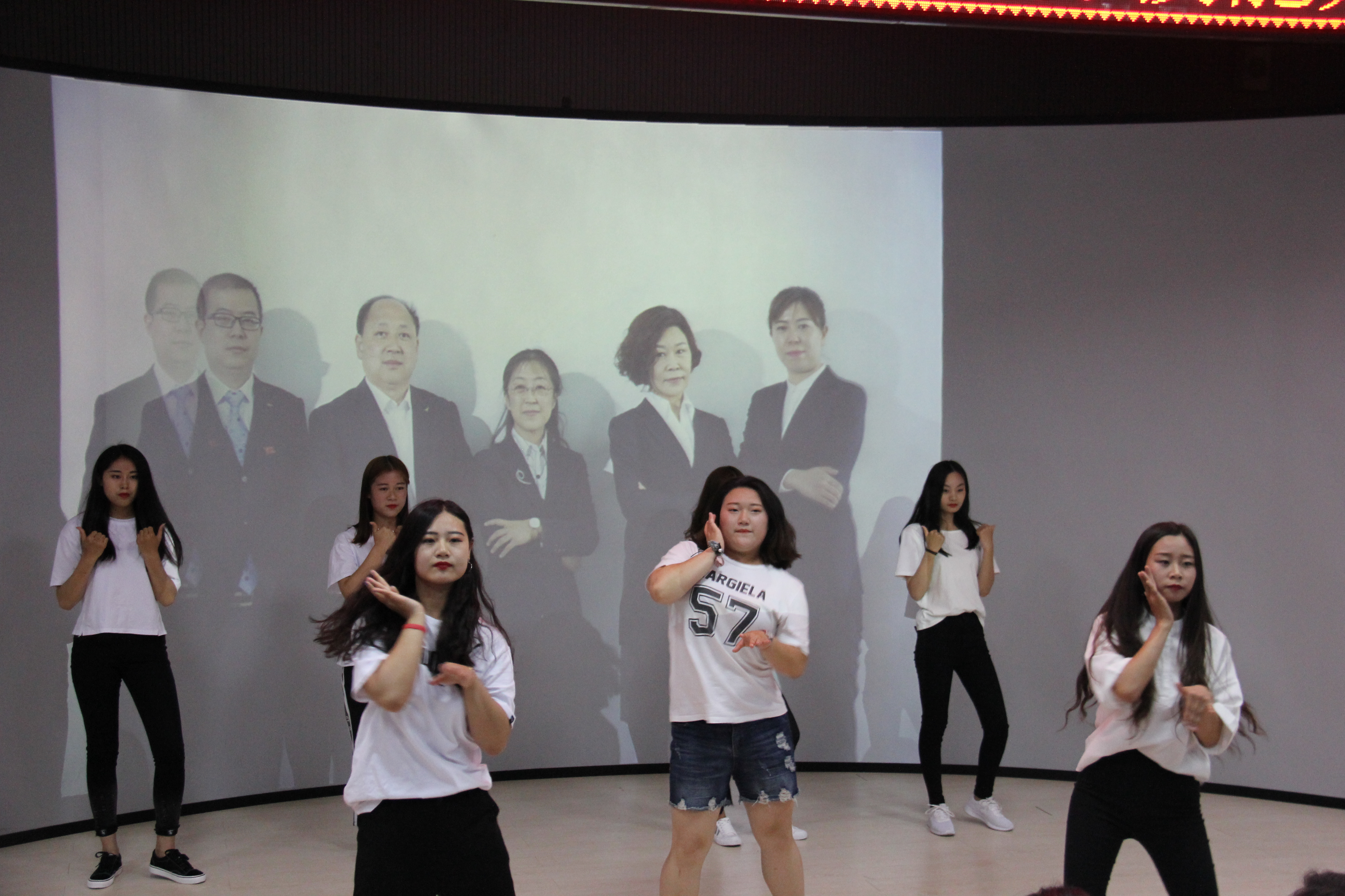 旅游商务学院成功举办第三届高铁服务技能大赛