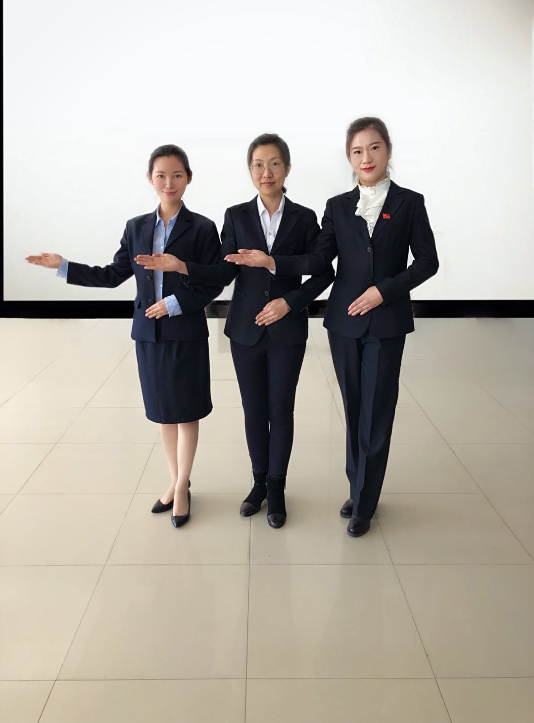 我院为伊春市行政资源中心进行政务礼仪培训