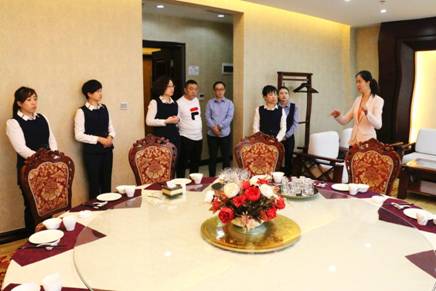 旅游商务学院教师为伊春市龙源北方培训基地作礼仪专题讲座