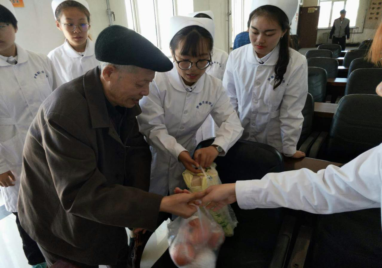 医学技术学院涉外护理班开展“用行动给予关怀、用服务献予爱心”主题公益活动