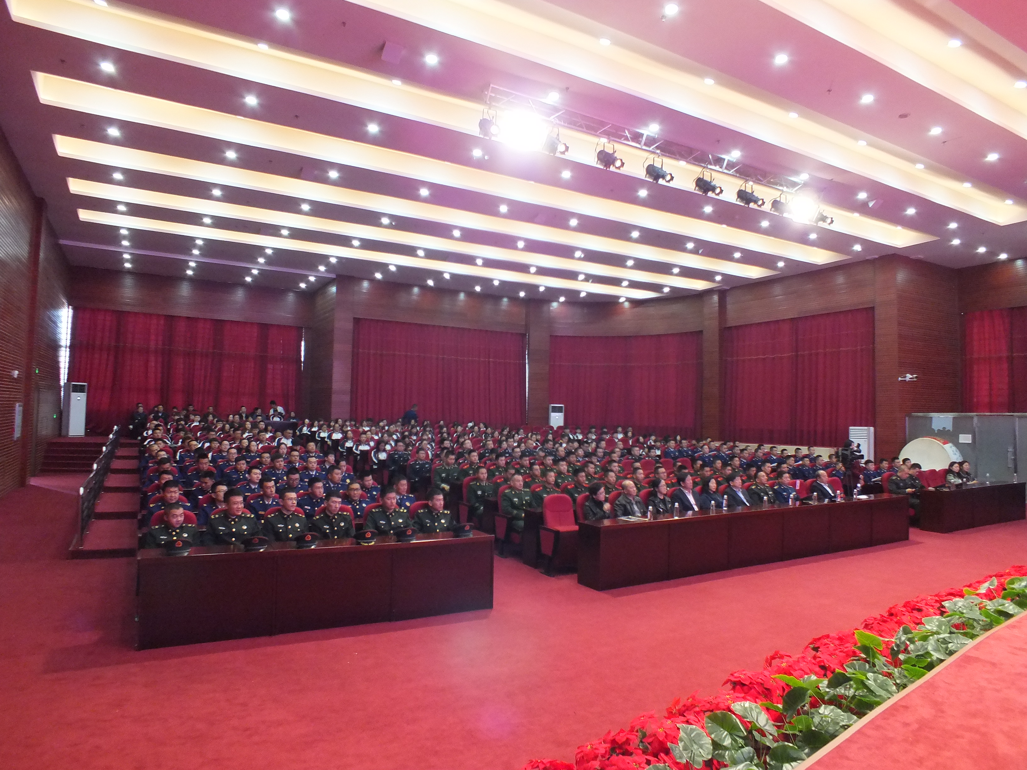 参加新中国70周年阅兵女兵方队李玲玲同学载誉返校