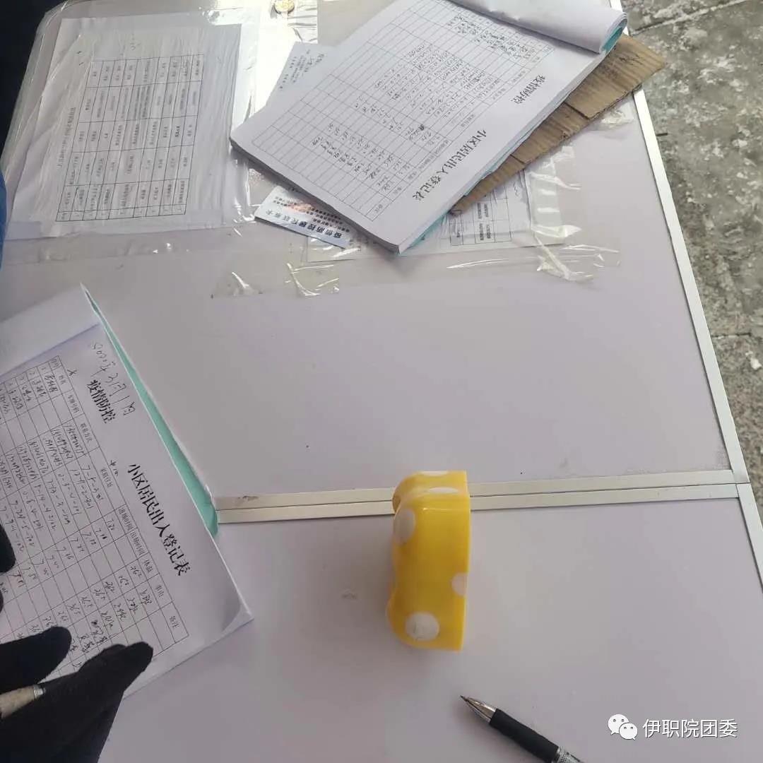 职院学子用实际行动践行“雷锋”精神