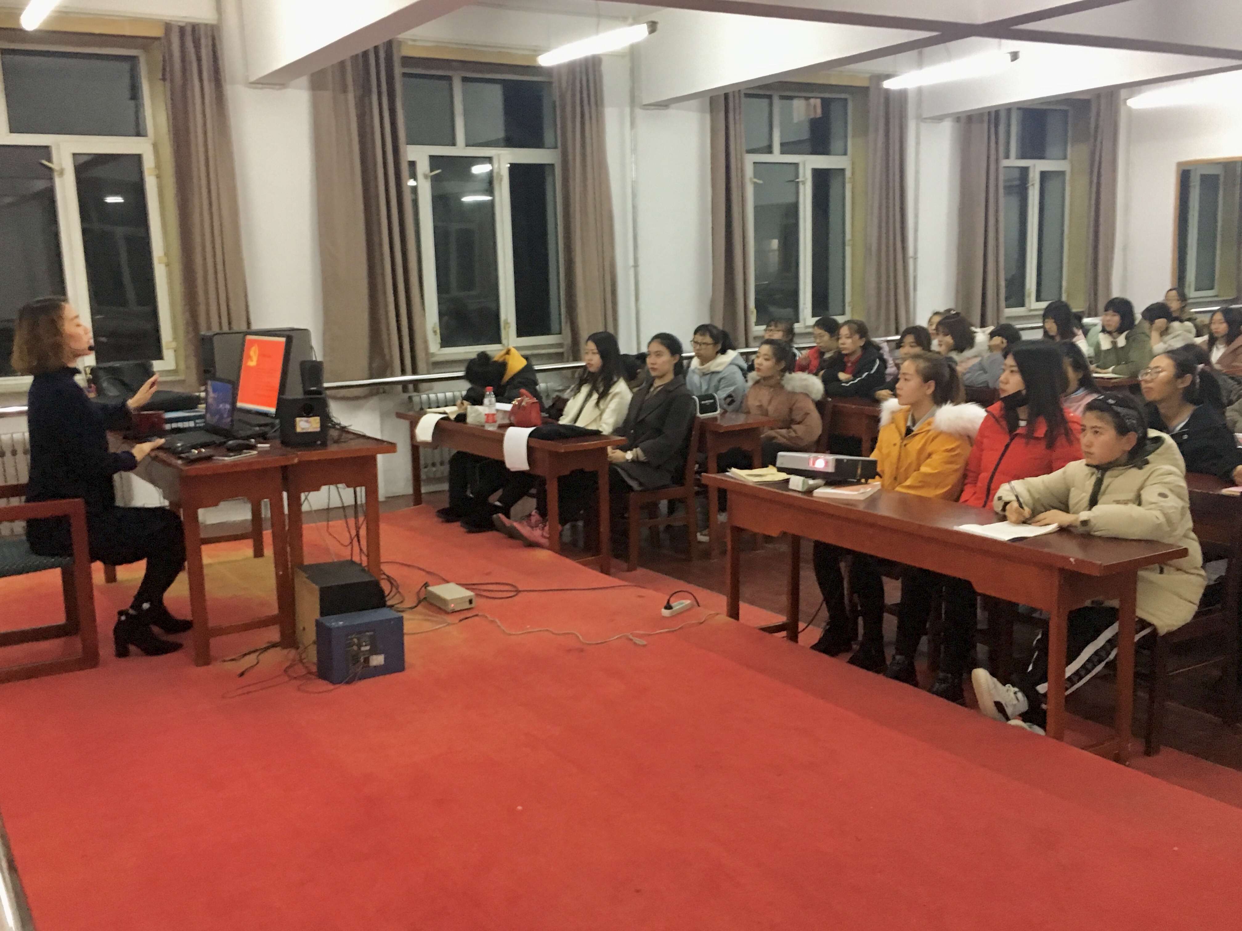 沿着青春足迹__谱写青春华章