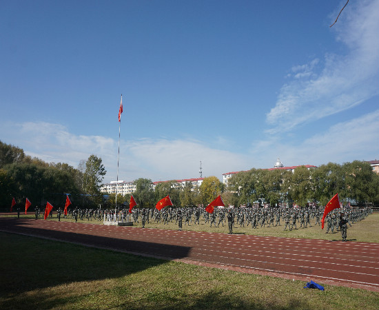 我校举行2018级新生军训汇报暨总结表彰大会