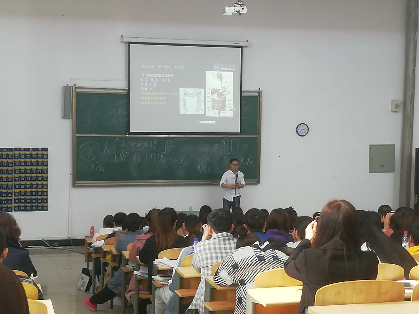 医学技术学院邀请护考专家关永俊为学生讲解护考知识