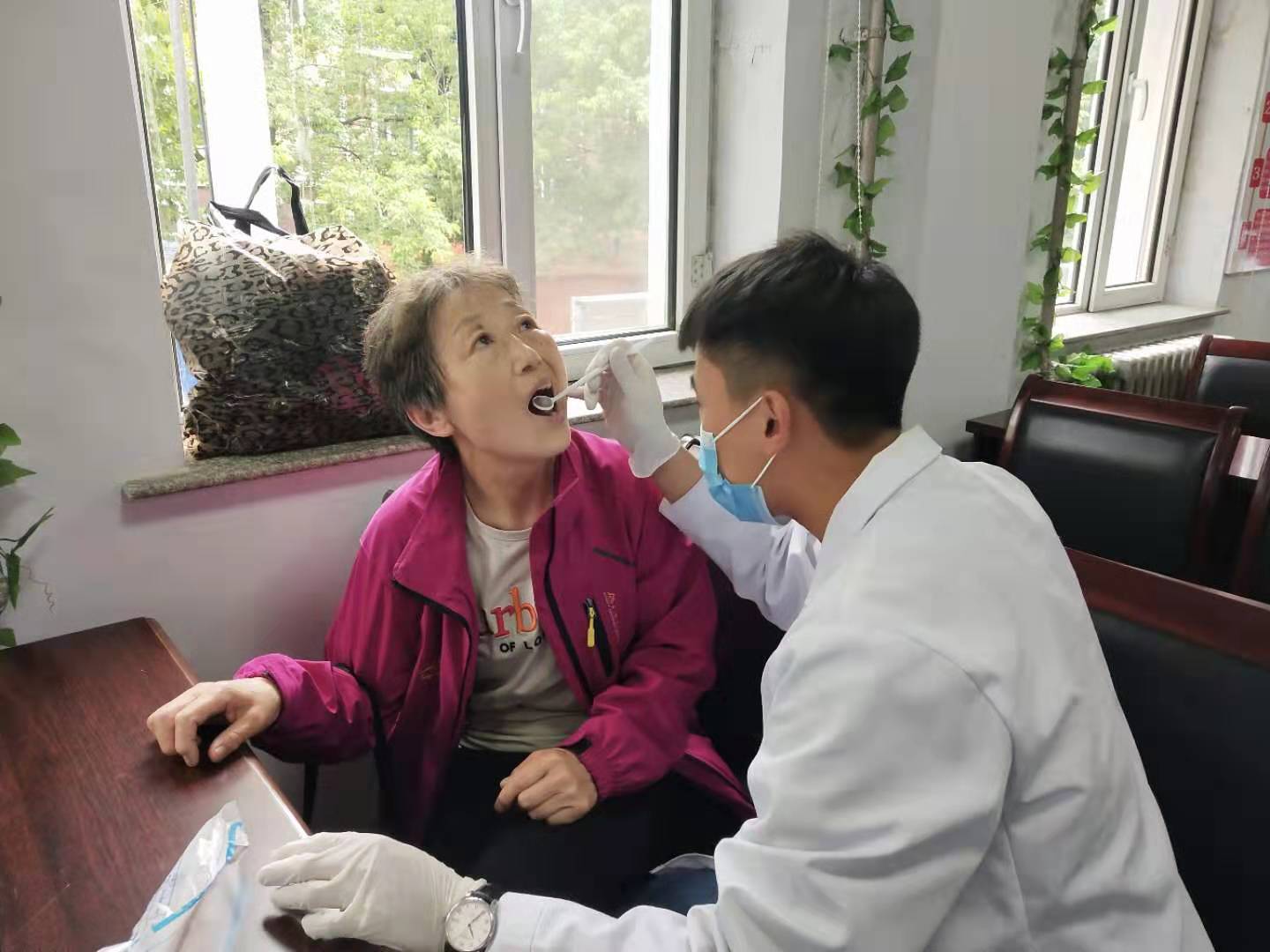 参加“七一”志愿服务活动的同学们！