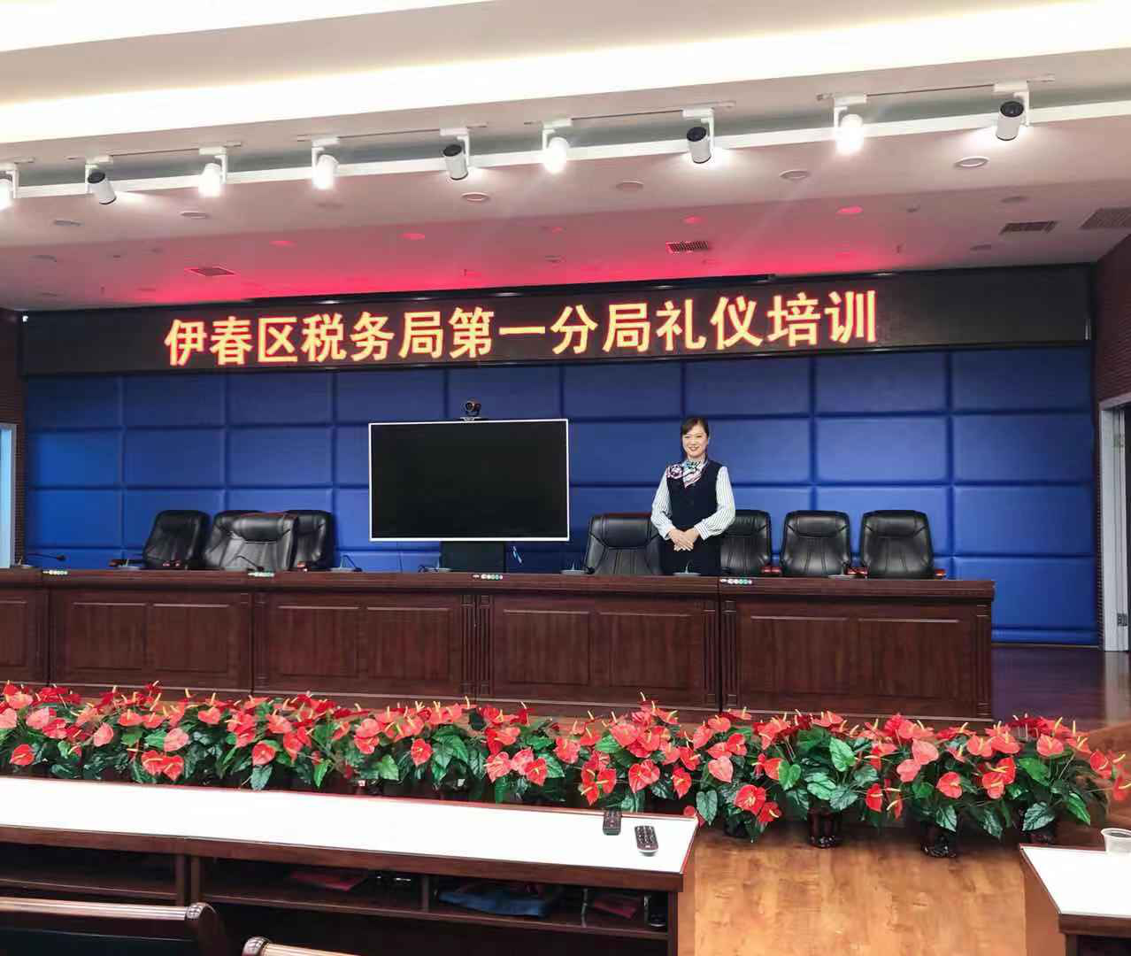 我院礼仪教师为银行、税务等窗口单位进行礼仪培训