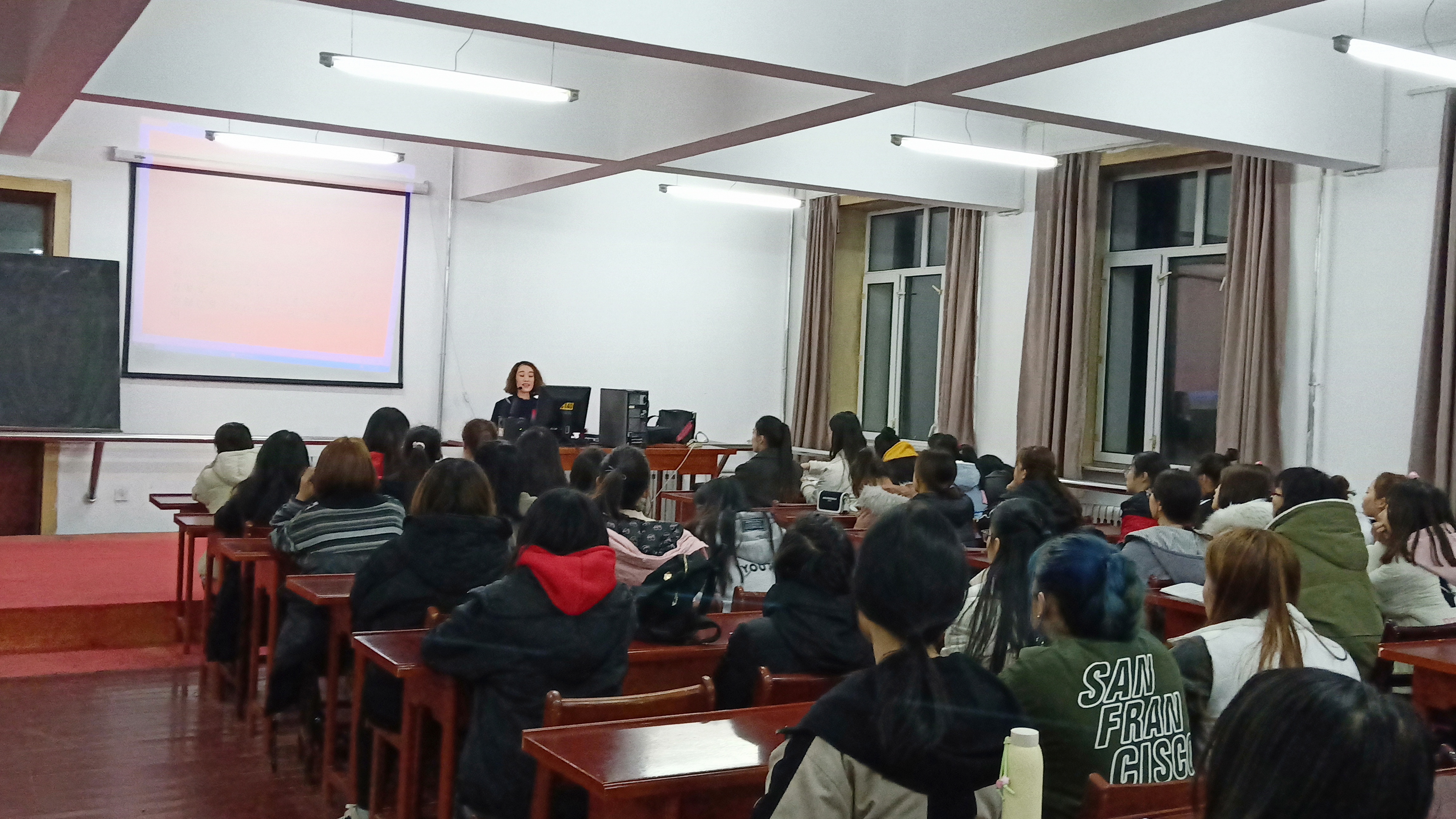 沿着青春足迹__谱写青春华章