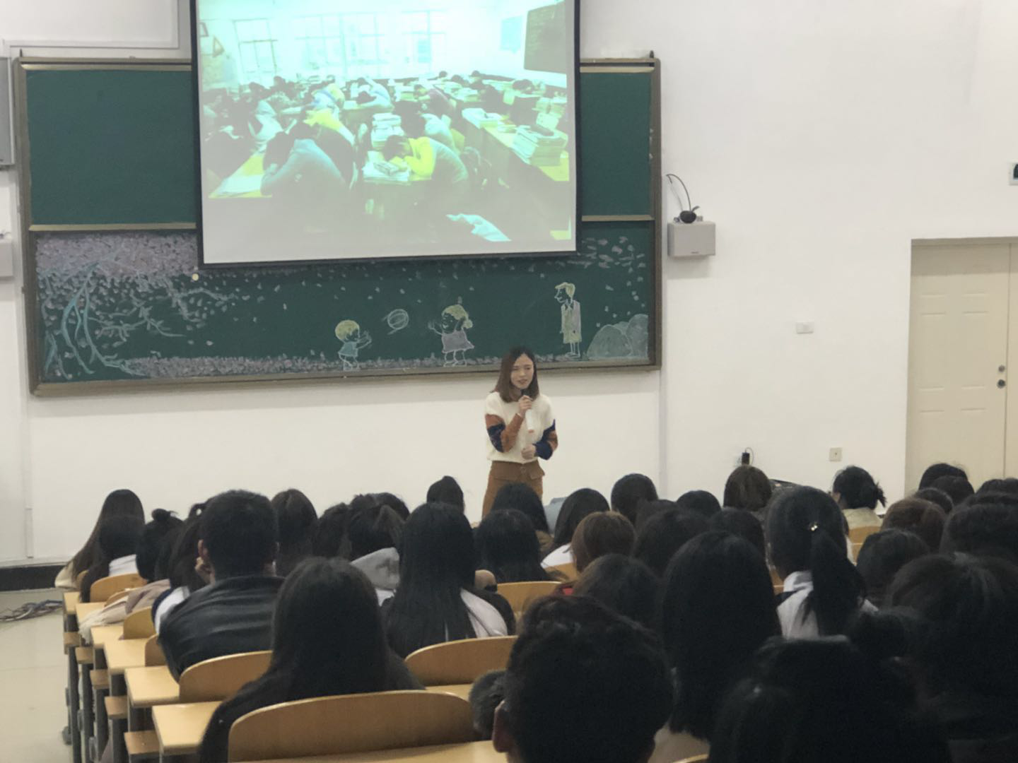 医学技术学院“学会感恩、与爱同行”巡回演讲完美收官