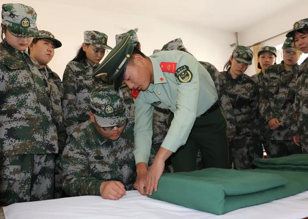 全民国防教育日_我校学子走进军营接受国防教育