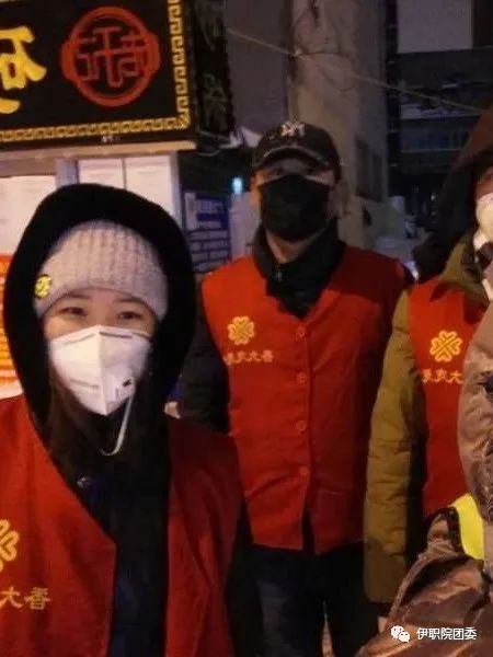 职院学子用实际行动践行“雷锋”精神