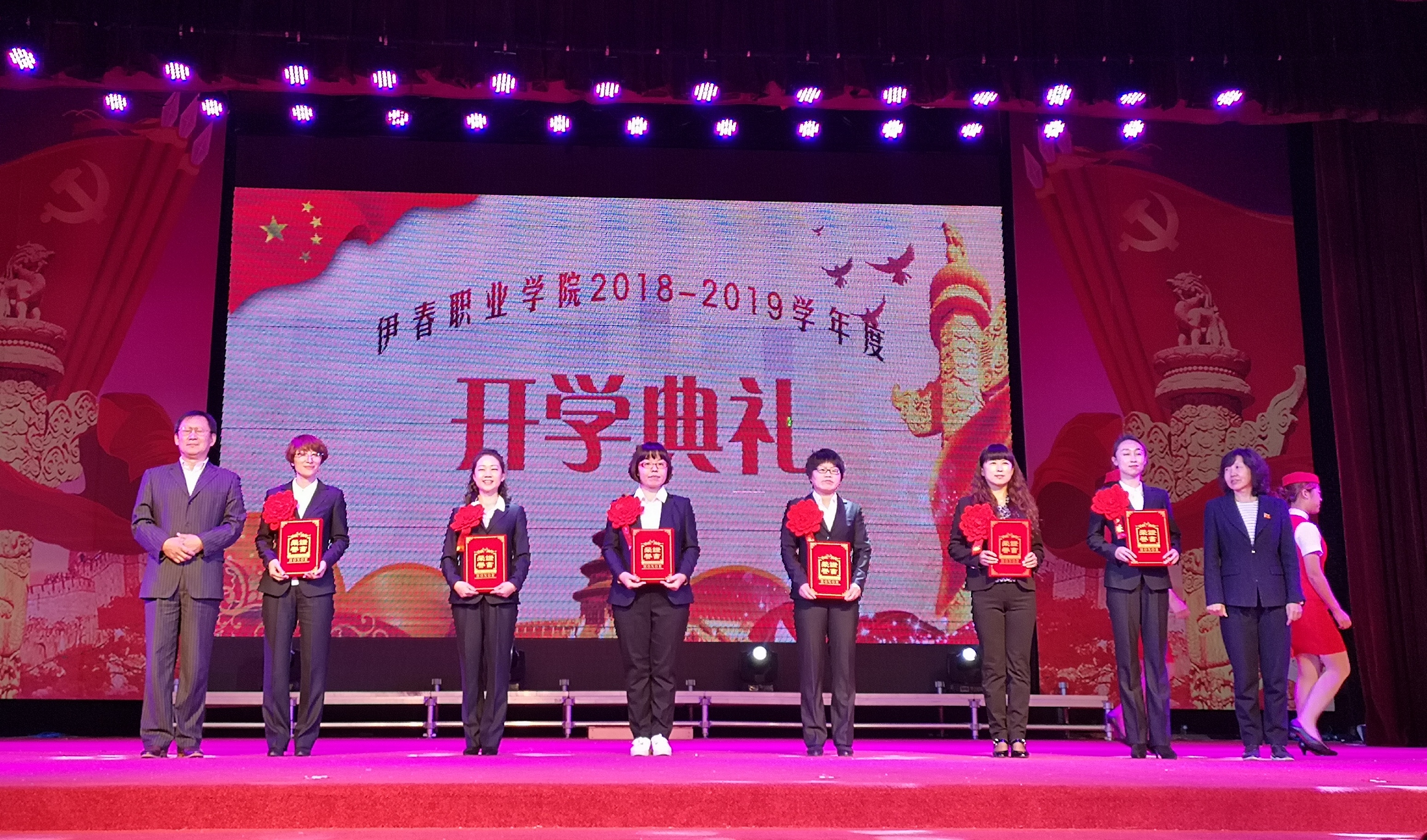 立德树人铸名师__彰显特色谋发展