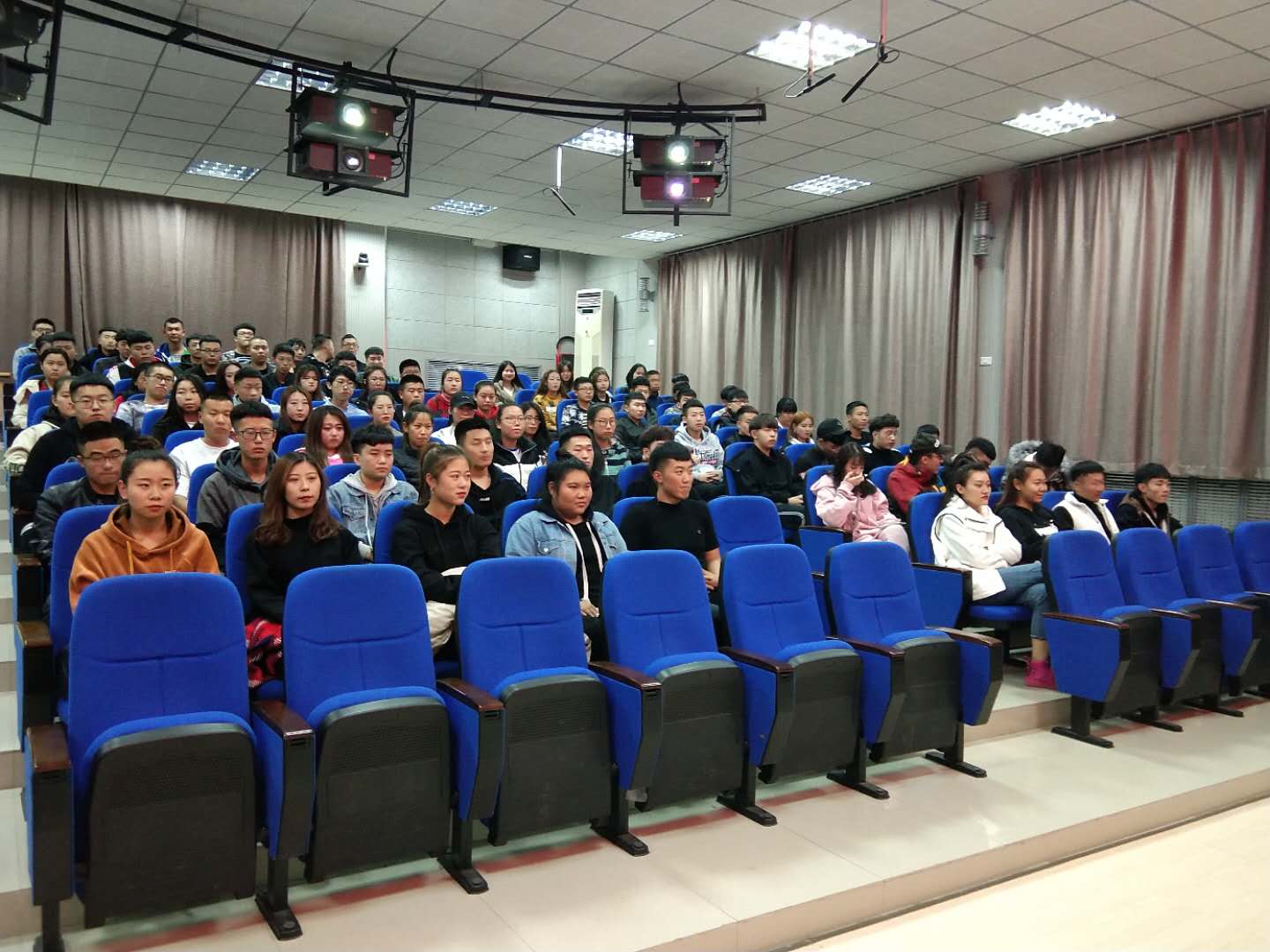 金丽婷教授为本院全体学生做专业教育讲座