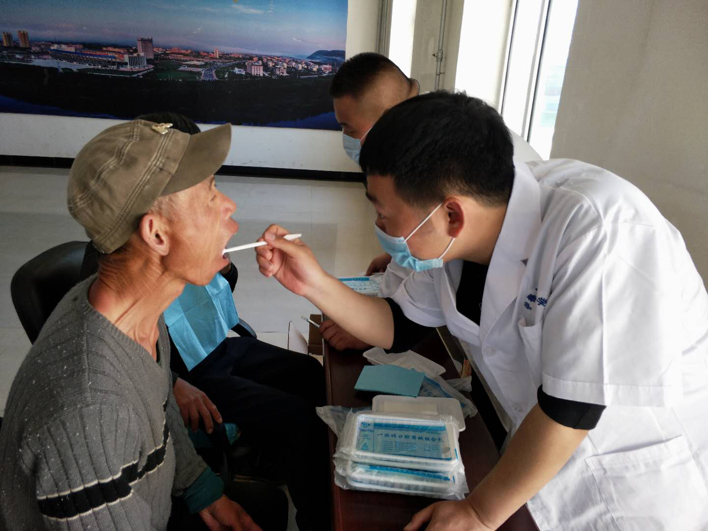 医学技术学院涉外护理班开展“用行动给予关怀、用服务献予爱心”主题公益活动