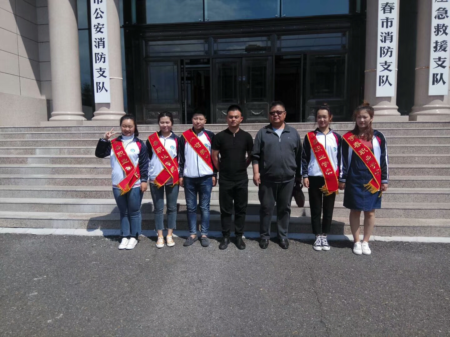 端午节为留守儿童包粽子