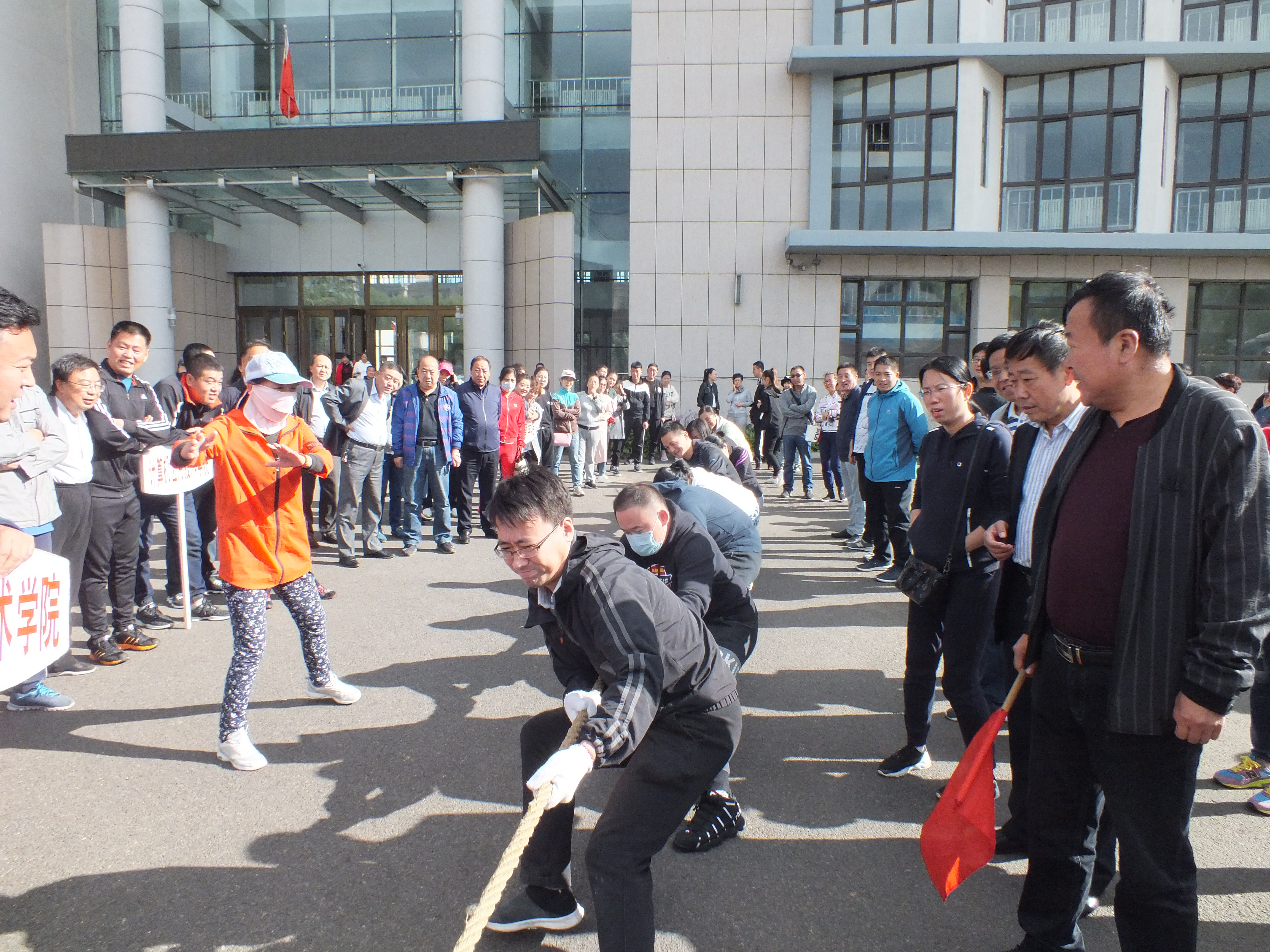 学院工会组织职工拔河比赛