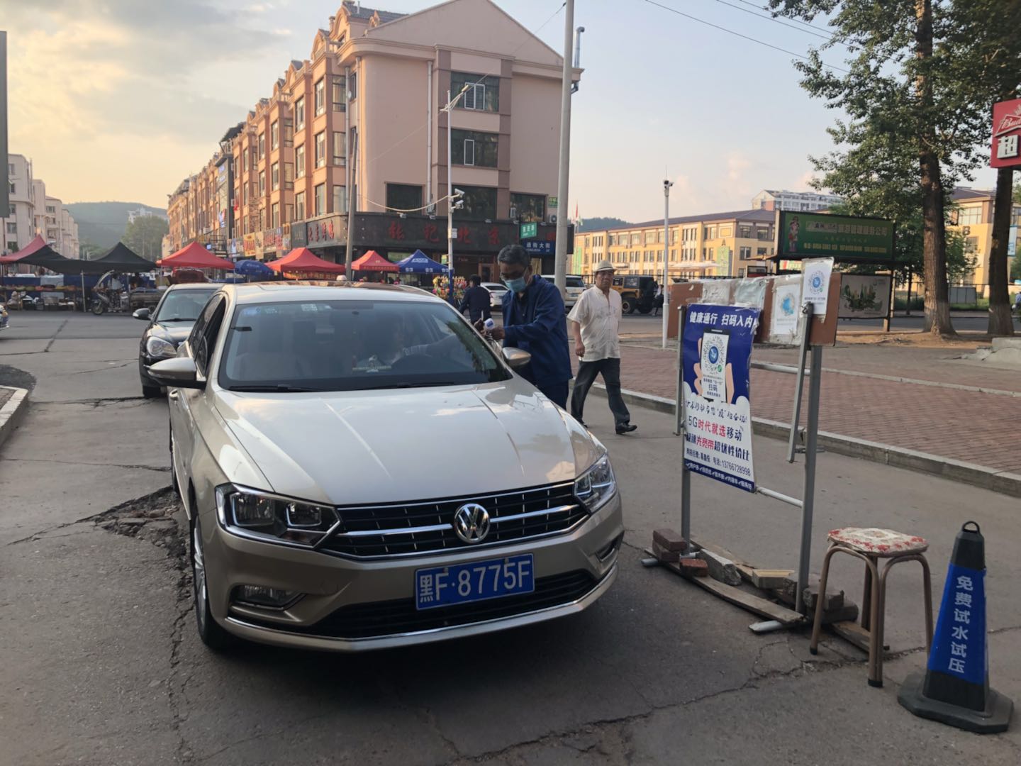 我校启动值守社区卡口工作以实际行动向党的生日献礼