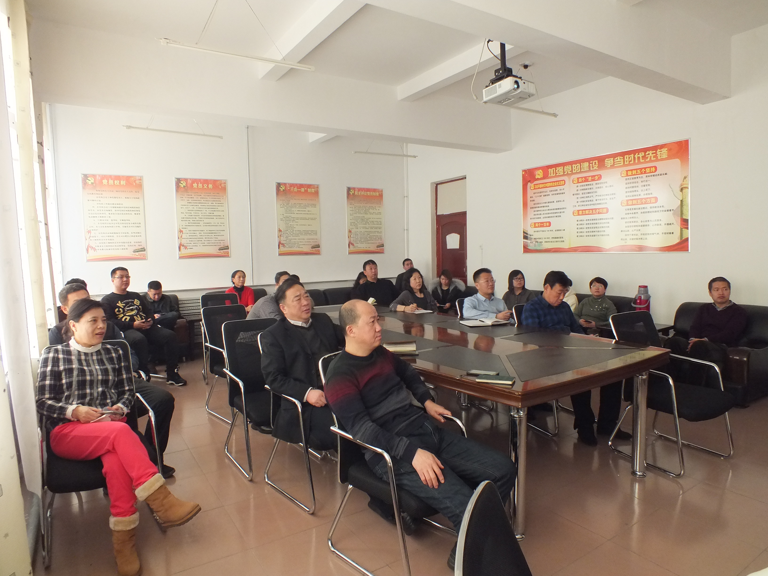 伊春职业学院师生收看庆祝改革开放40周年大会直播