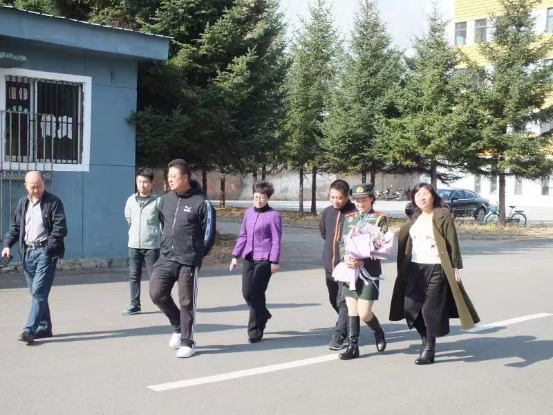 参加新中国70周年阅兵女兵方队李玲玲同学载誉返校