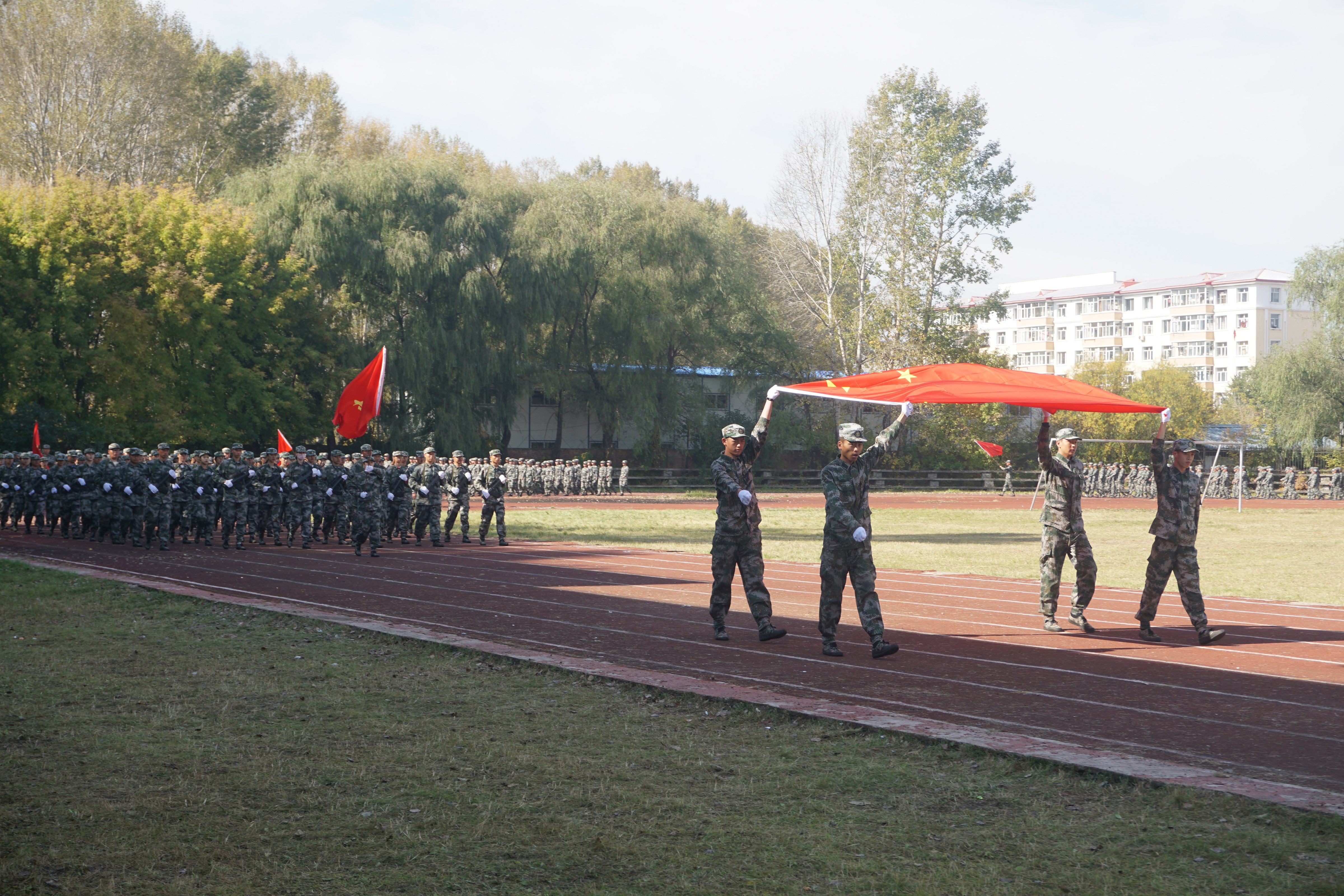我校举行2018级新生军训汇报暨总结表彰大会
