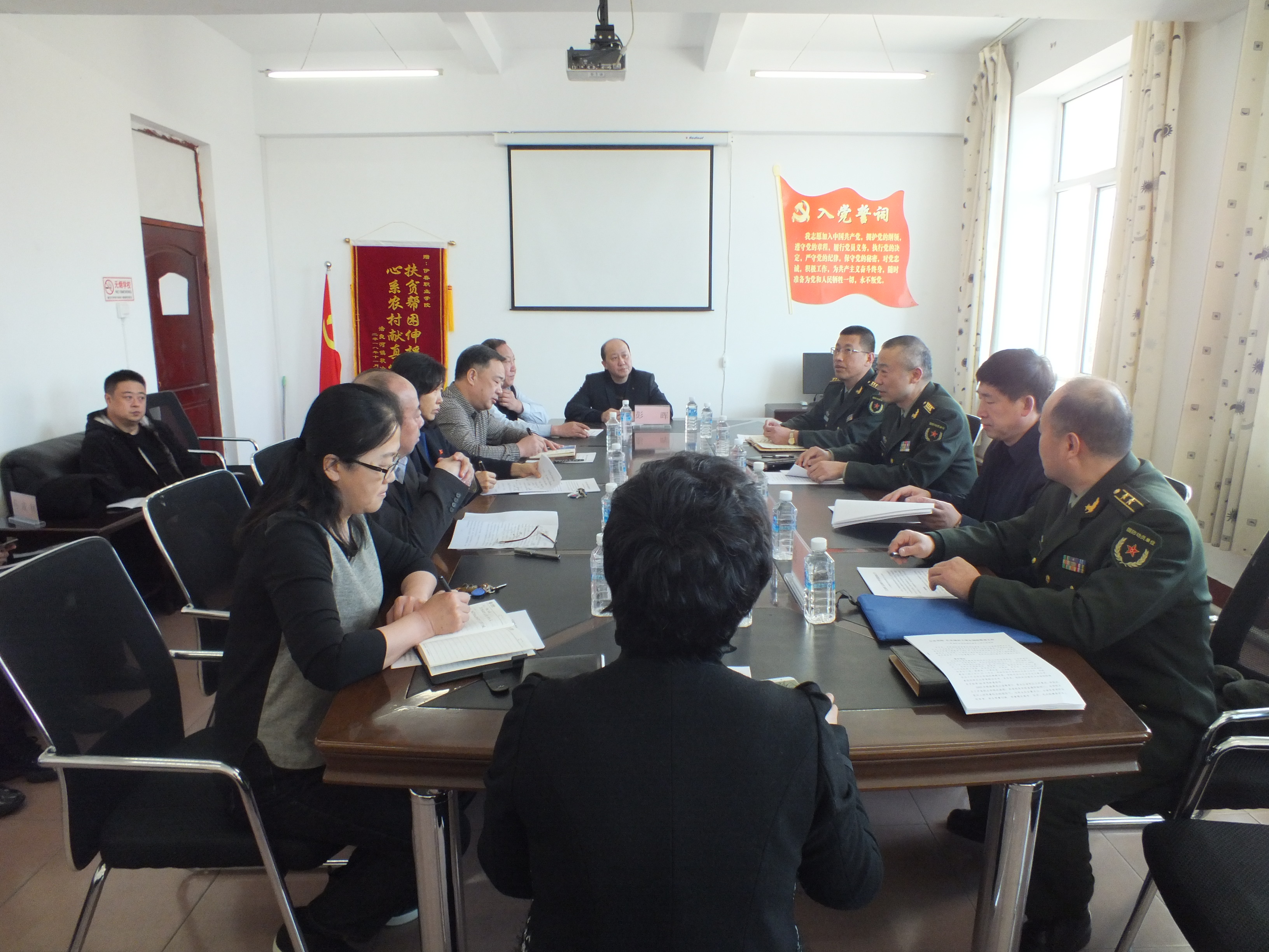 市国防教育调研组赴伊春职业学院调研指导工作