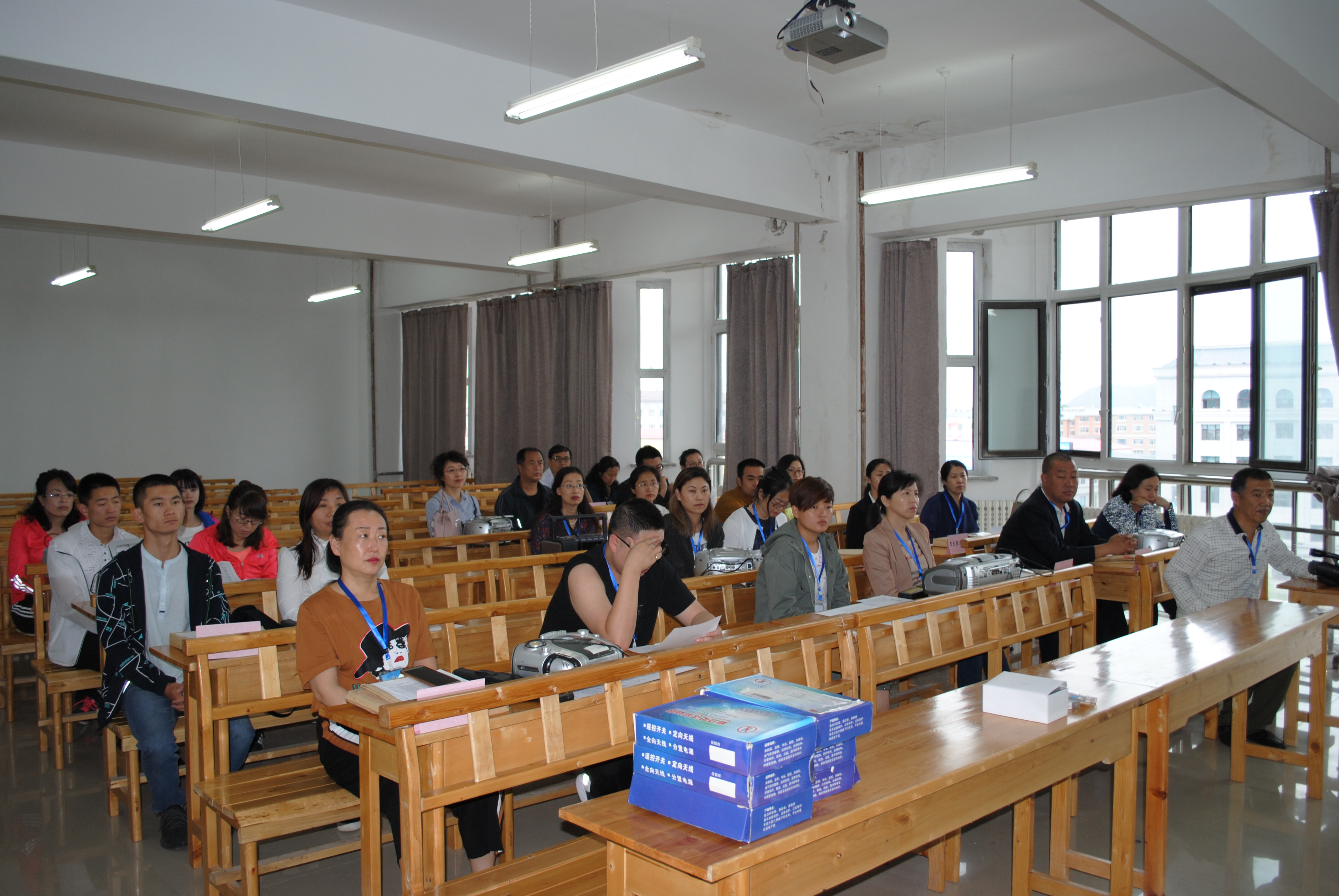 我院圆满完成2018上半年大学外语四六级和英语应用能力考试工作