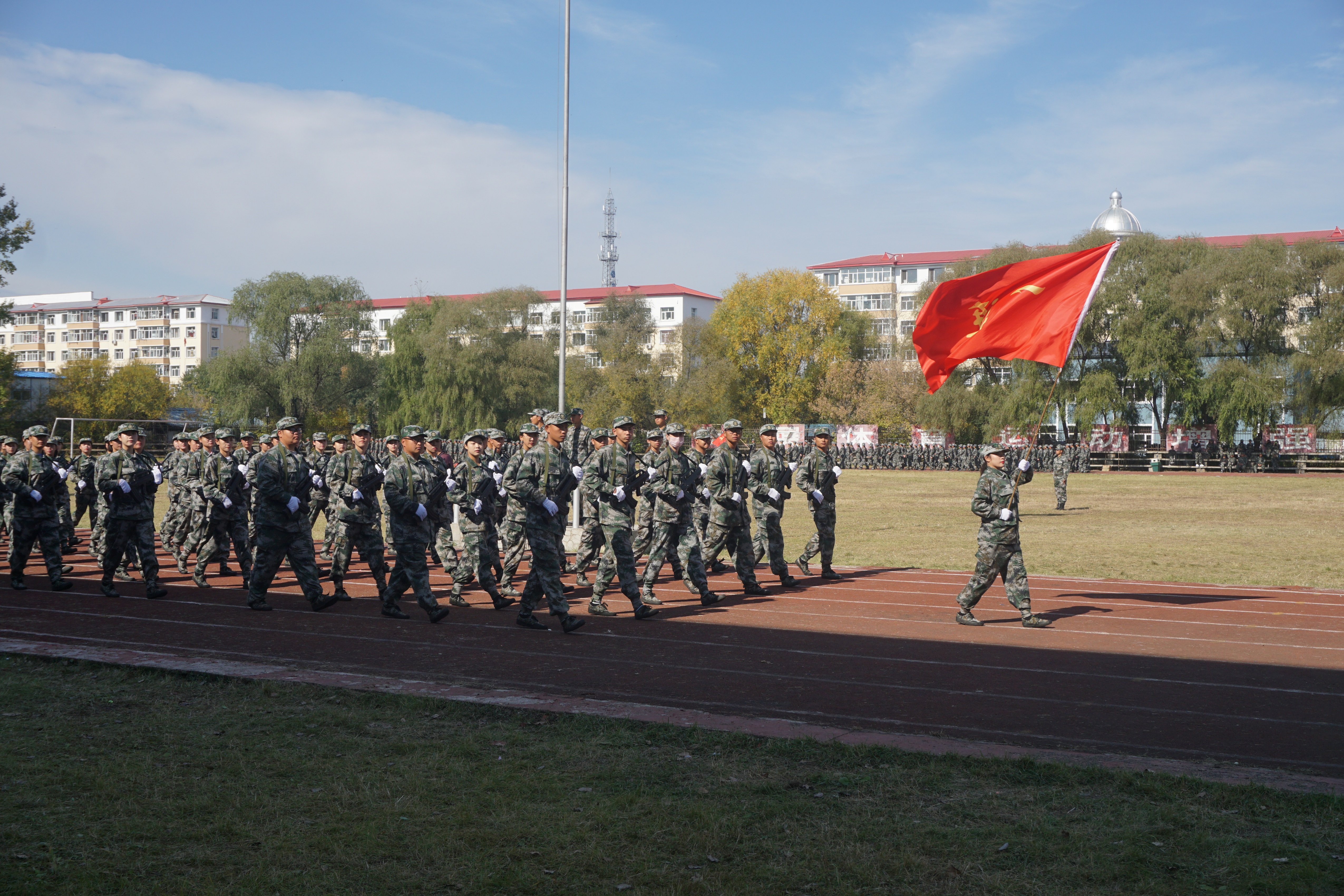 我校举行2018级新生军训汇报暨总结表彰大会