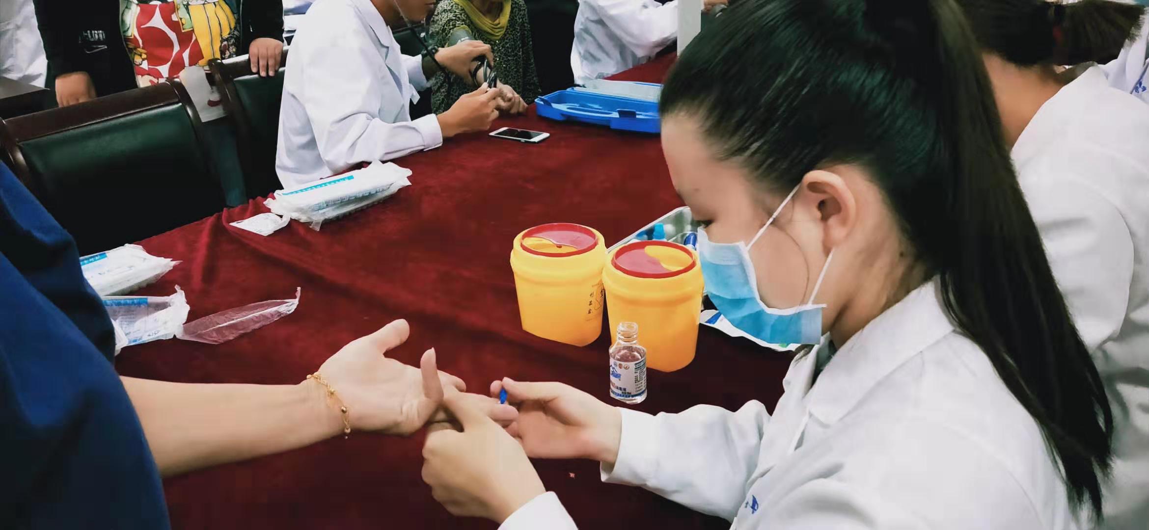 参加“七一”志愿服务活动的同学们！