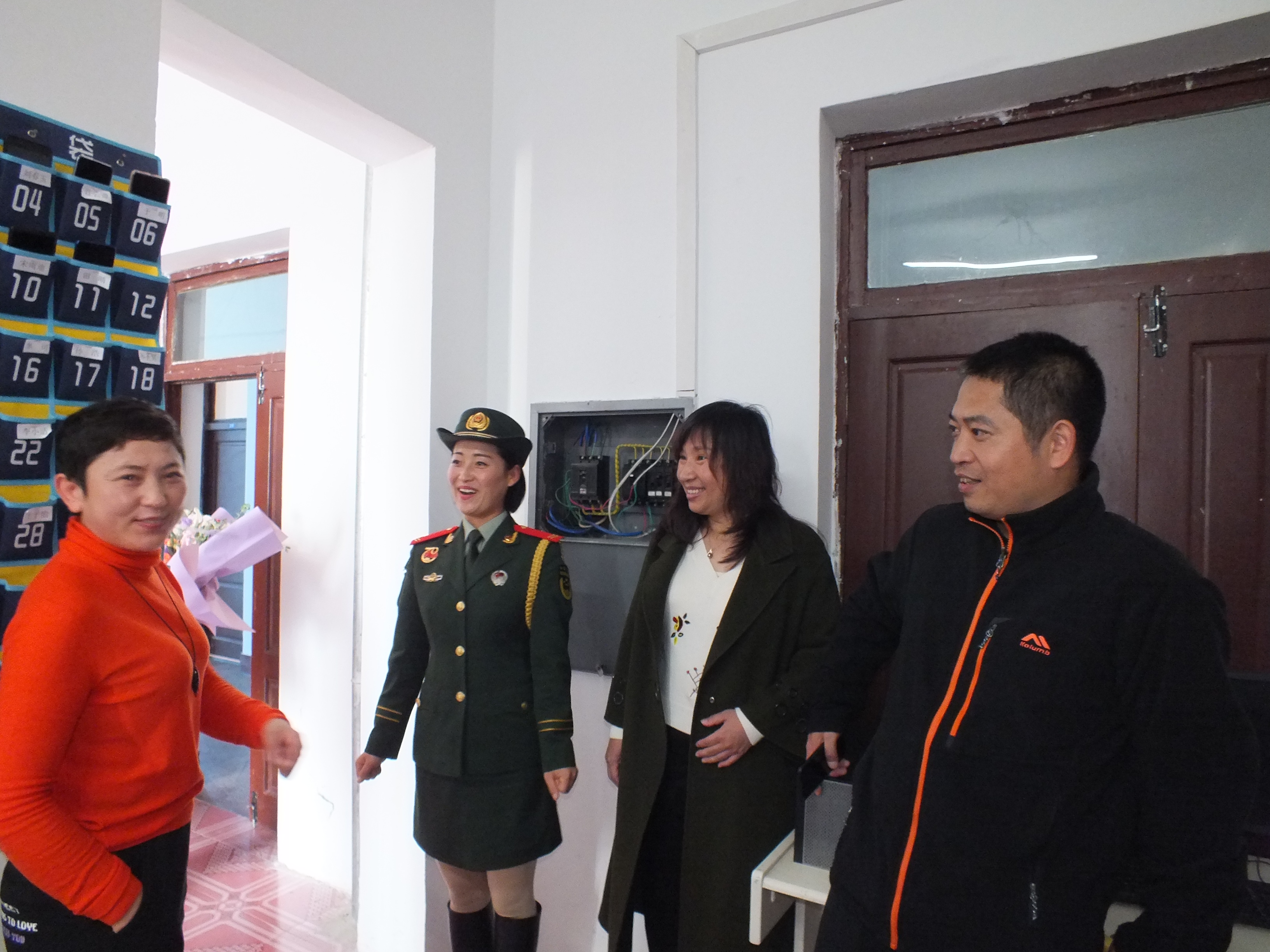 飒爽英姿五尺枪__曙光初照演兵场——参加国庆阅兵女兵方阵队员李玲玲荣归母校纪实