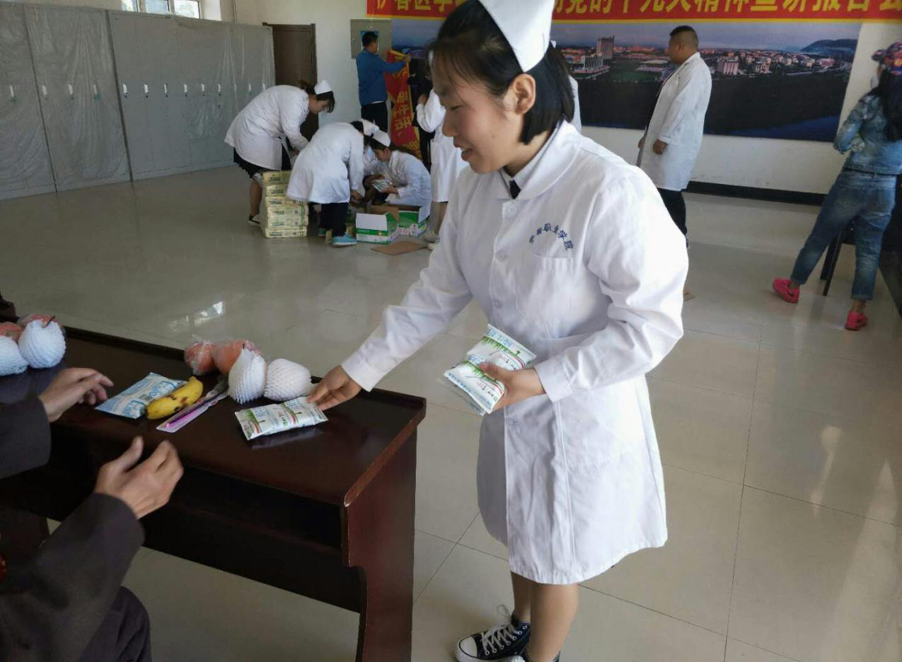 医学技术学院涉外护理班开展“用行动给予关怀、用服务献予爱心”主题公益活动