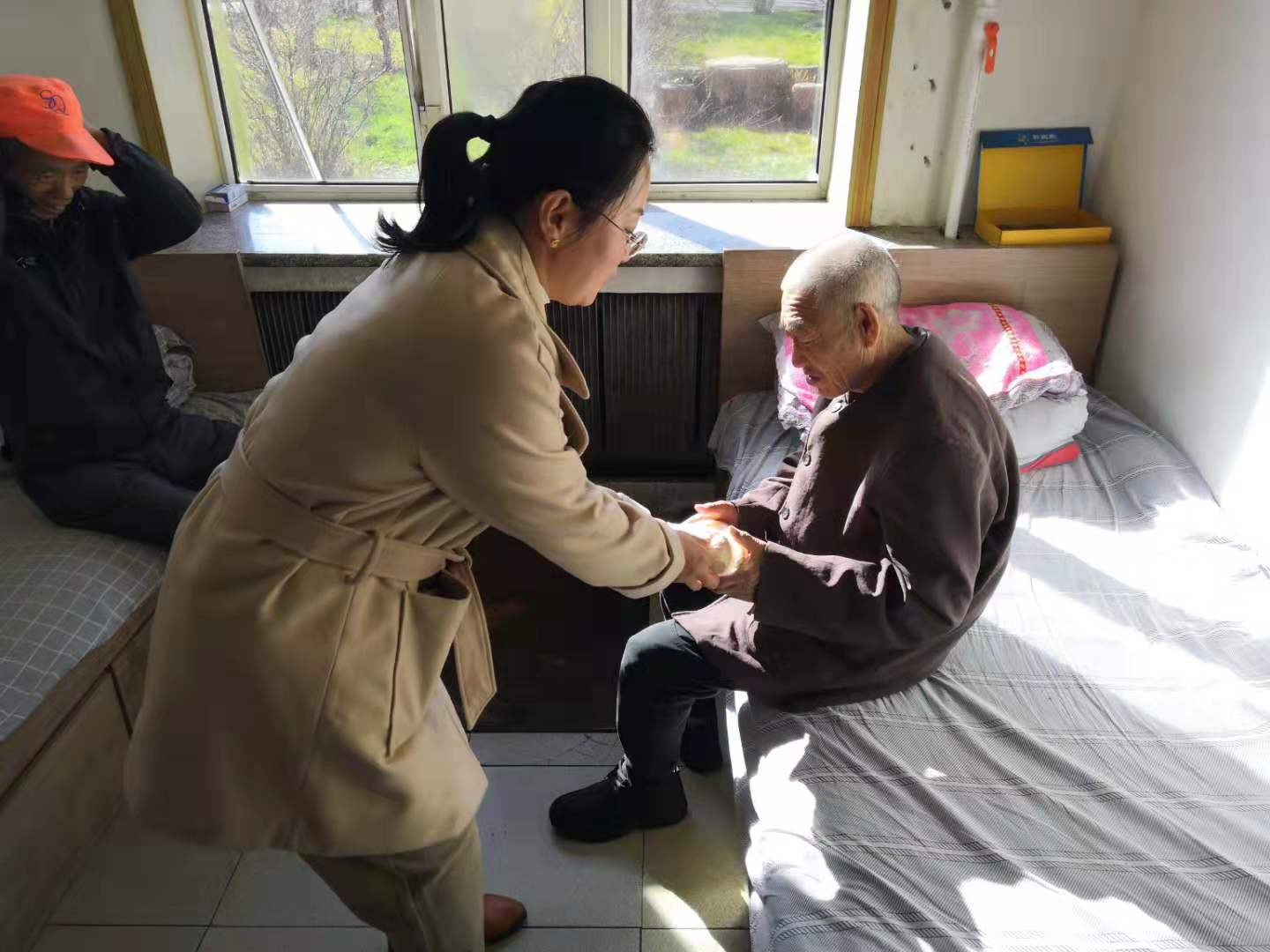 金秋十月林都寒_工程慰问暖人心