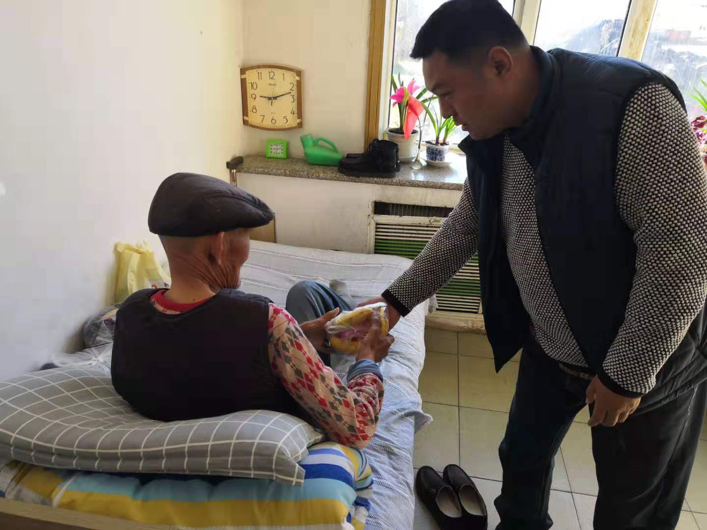 金秋十月林都寒_工程慰问暖人心