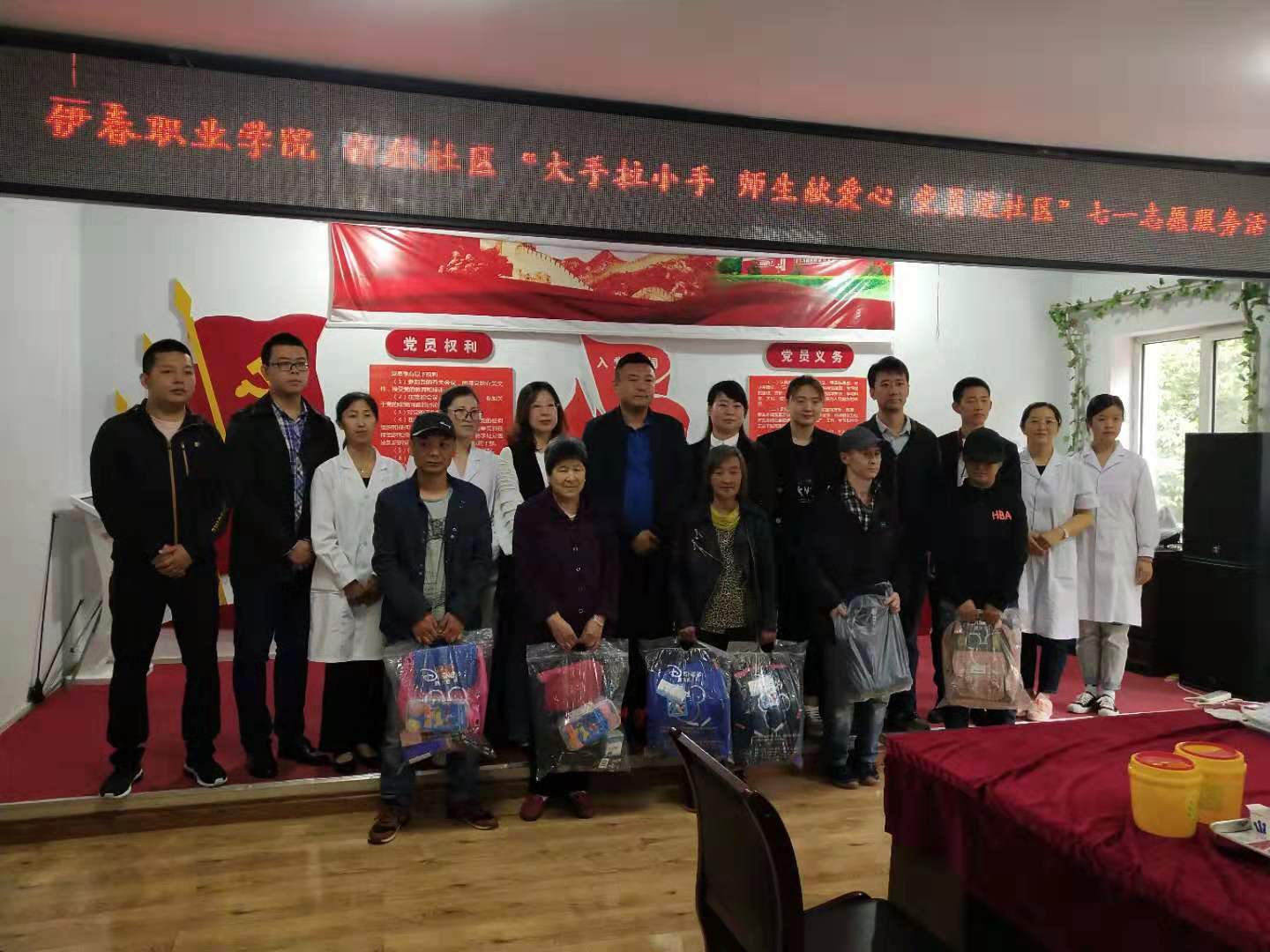 参加“七一”志愿服务活动的同学们！