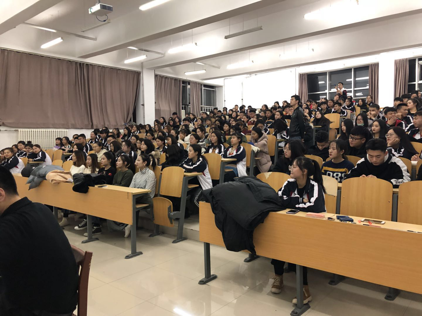 医学技术学院“学会感恩、与爱同行”巡回演讲完美收官