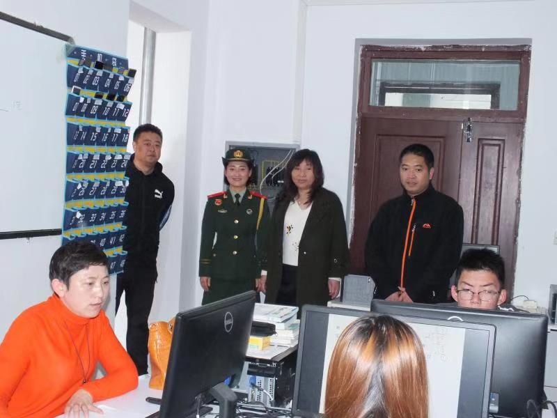 参加新中国70周年阅兵女兵方队李玲玲同学载誉返校