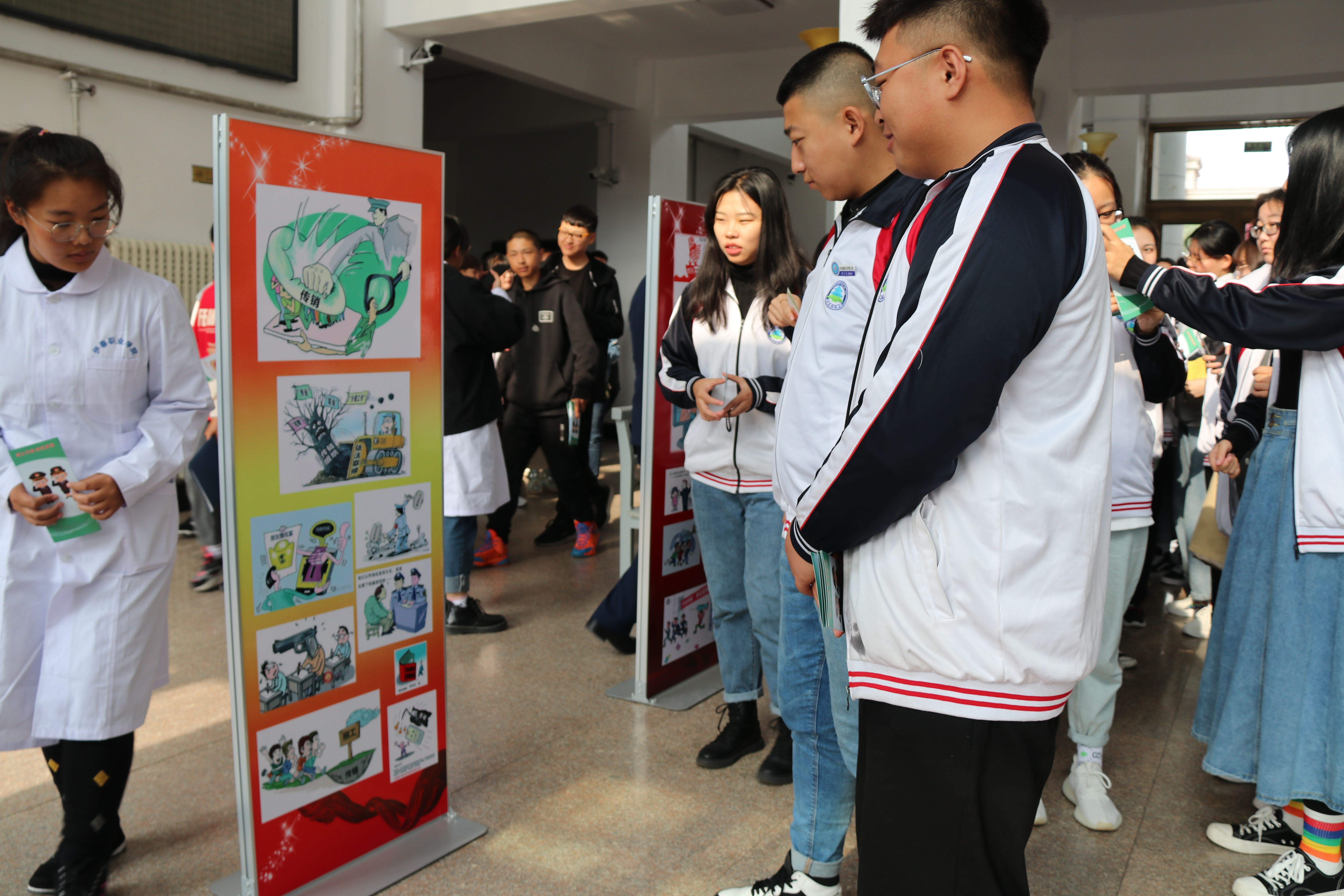 我校开展“和谐校园、拒绝传销、从我做起”宣传教育活动