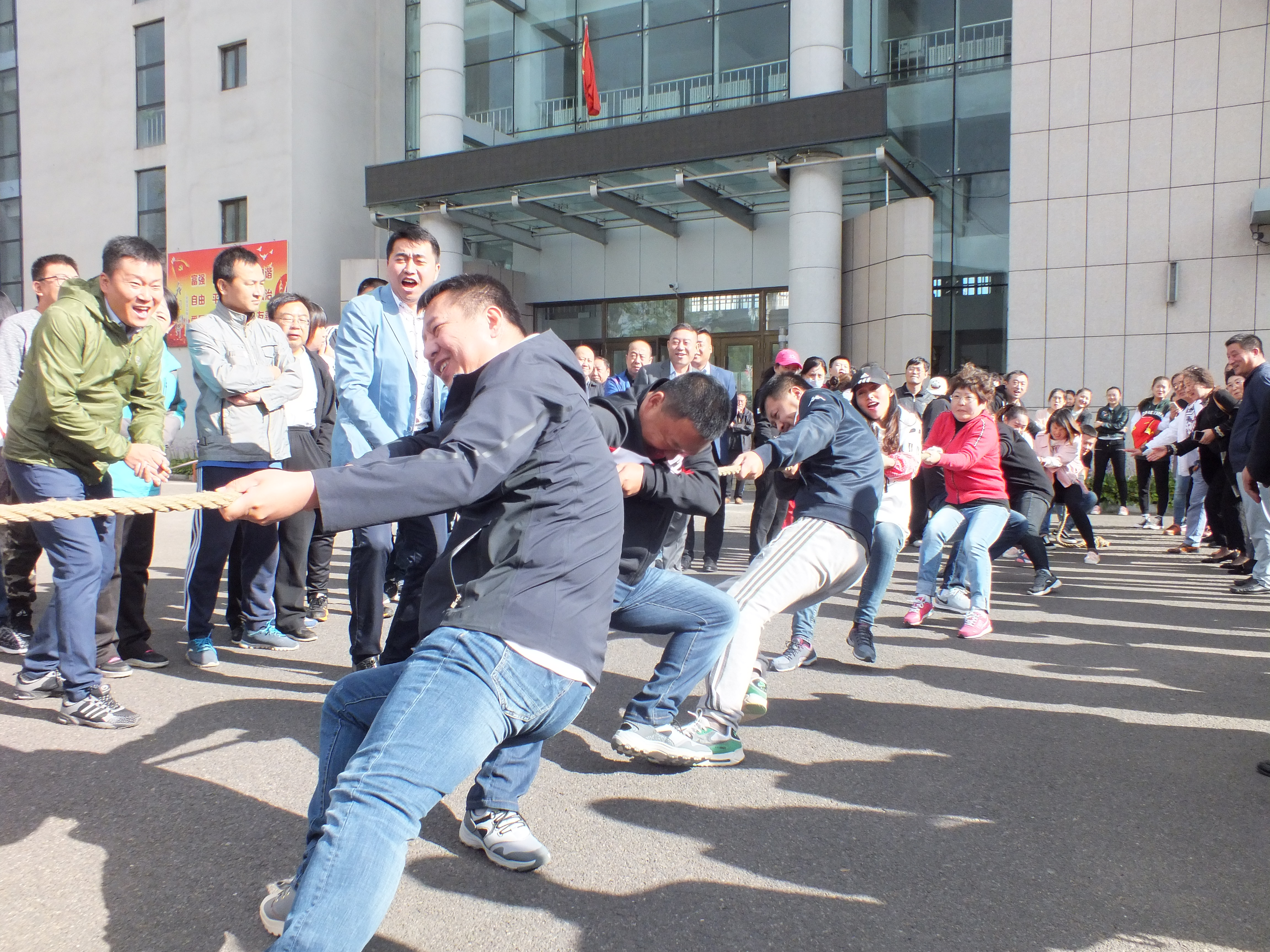 学院工会组织职工拔河比赛