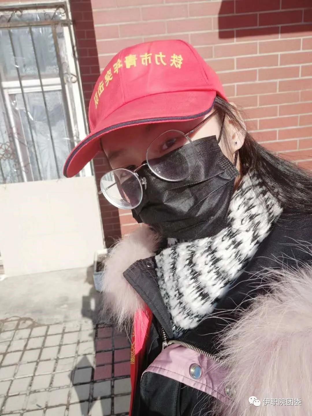 职院学子用实际行动践行“雷锋”精神