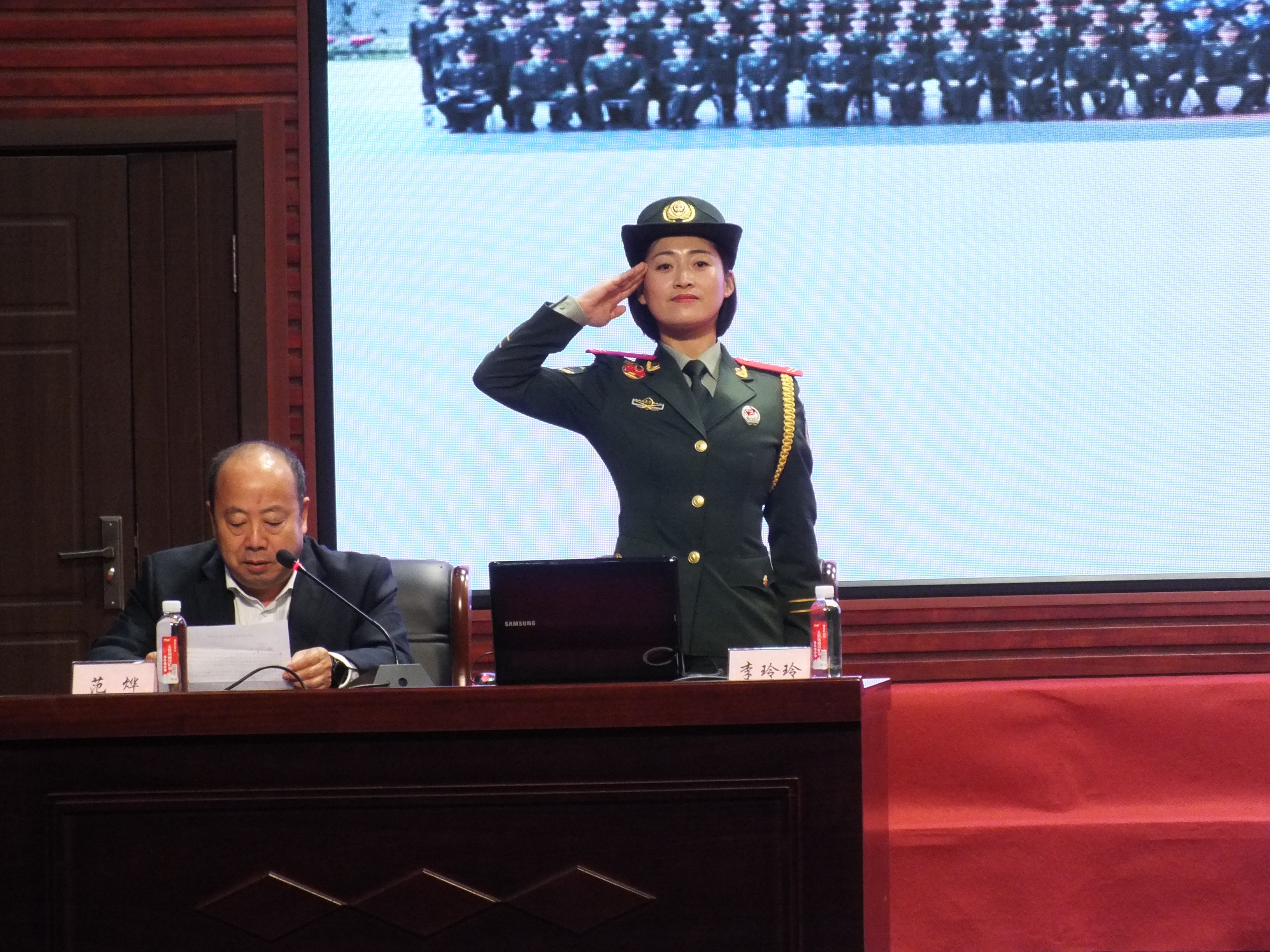 飒爽英姿五尺枪__曙光初照演兵场——参加国庆阅兵女兵方阵队员李玲玲荣归母校纪实