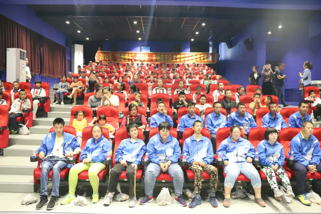 端午节为留守儿童包粽子