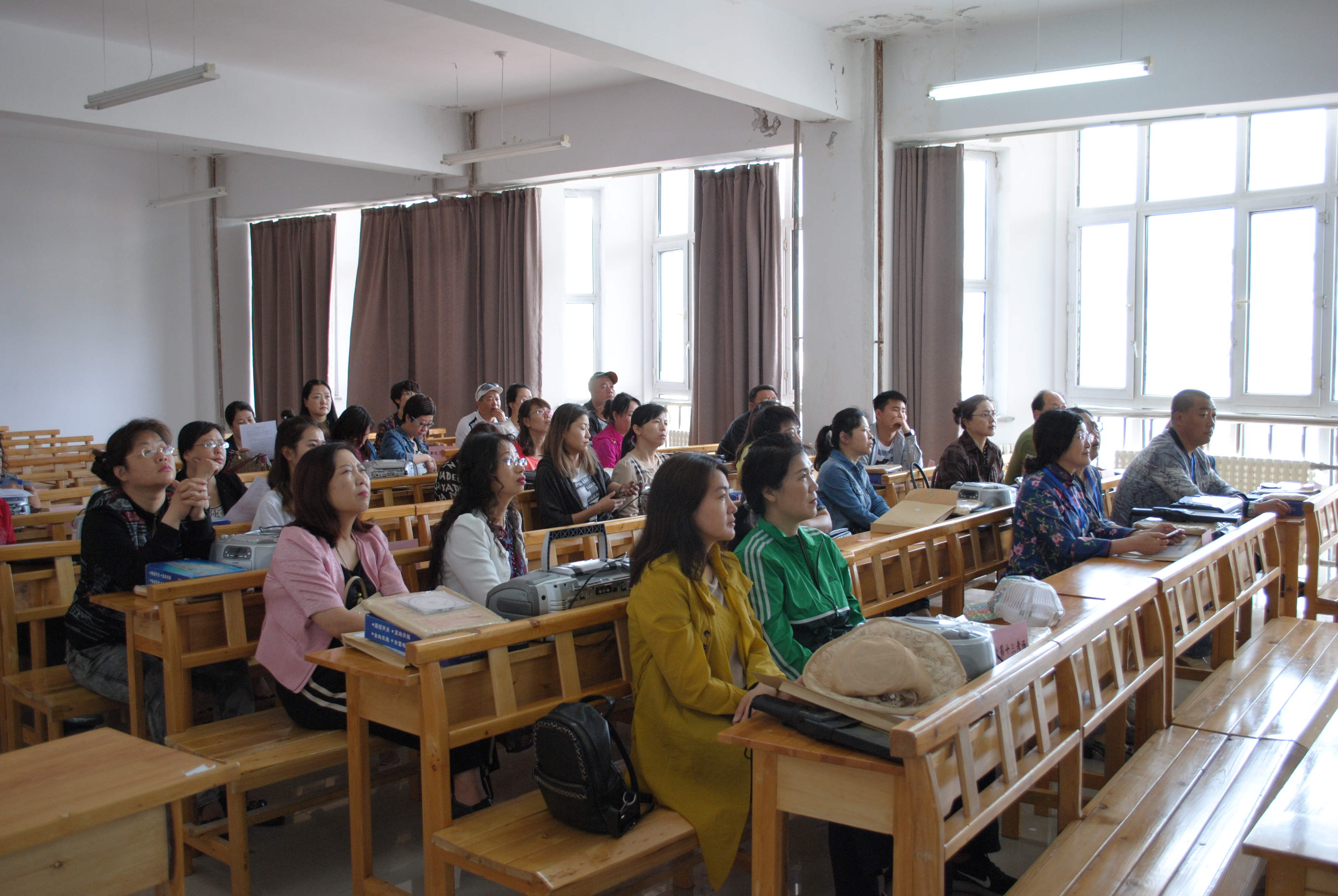 我院圆满完成2018上半年大学外语四六级和英语应用能力考试工作