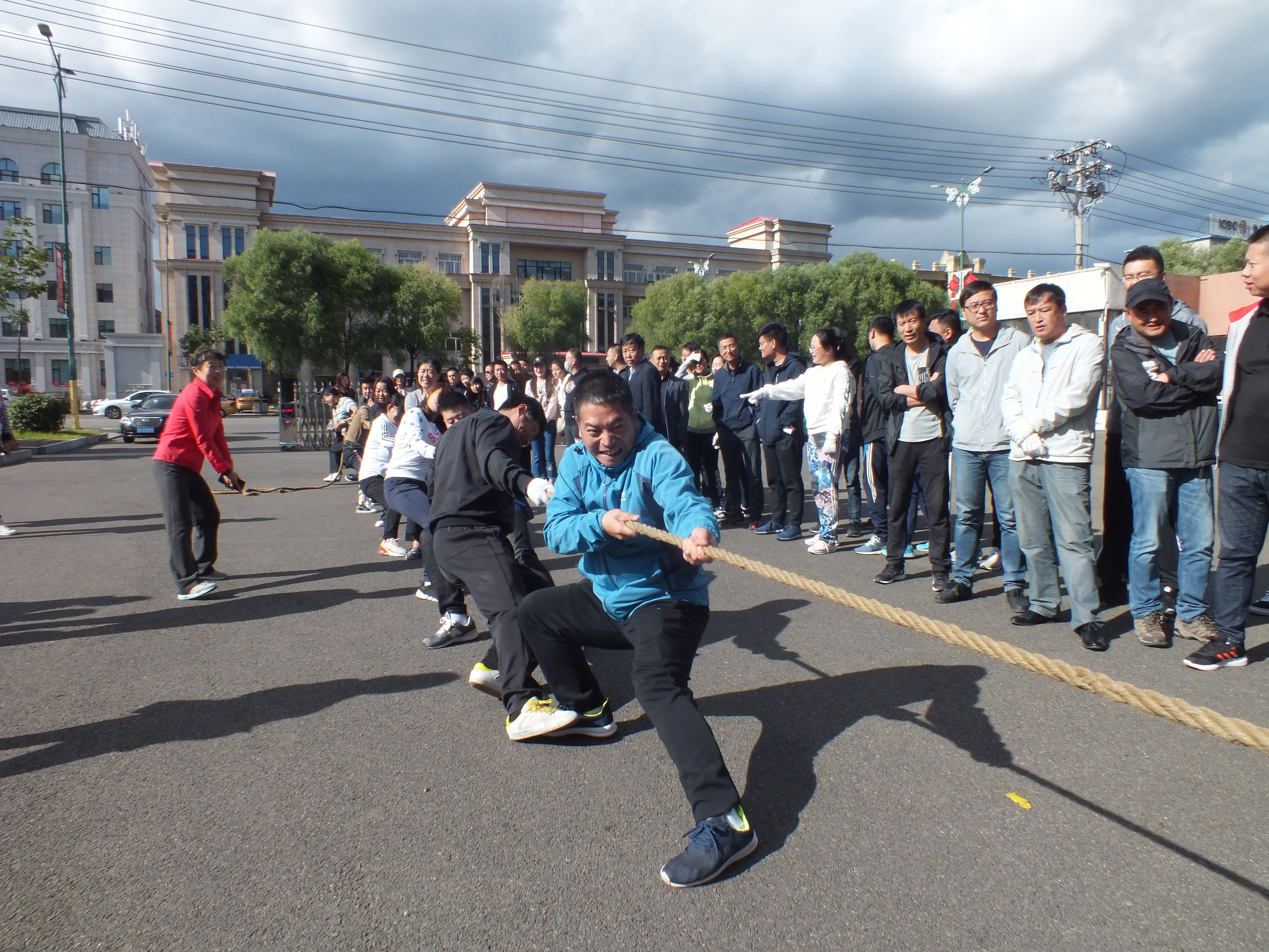 学院工会组织职工拔河比赛