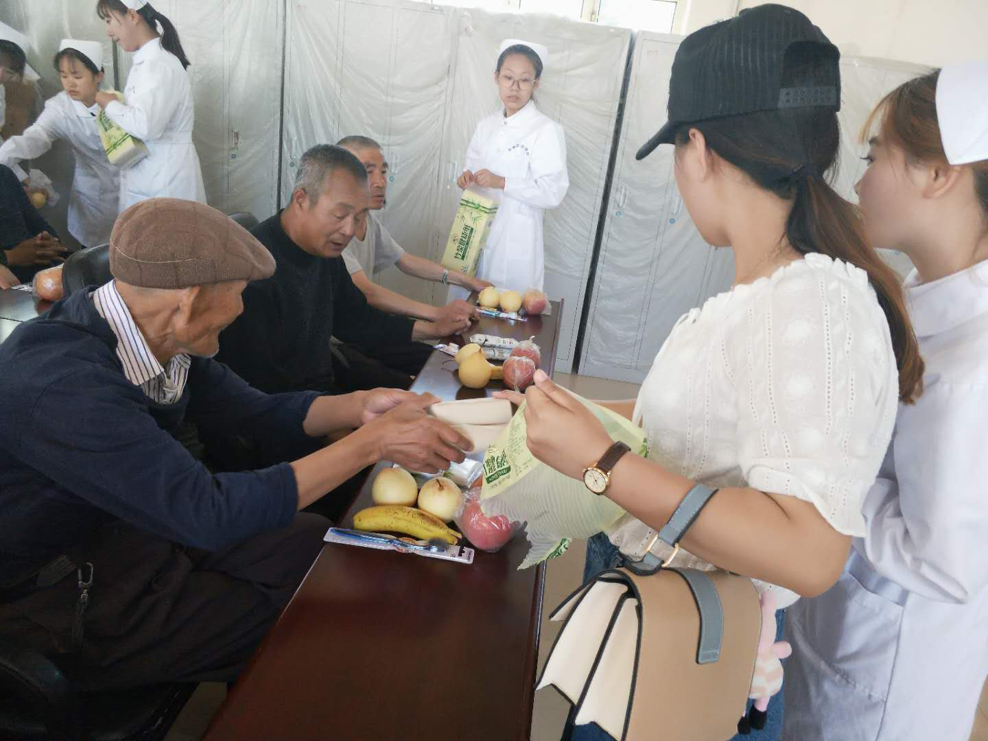 医学技术学院涉外护理班开展“用行动给予关怀、用服务献予爱心”主题公益活动