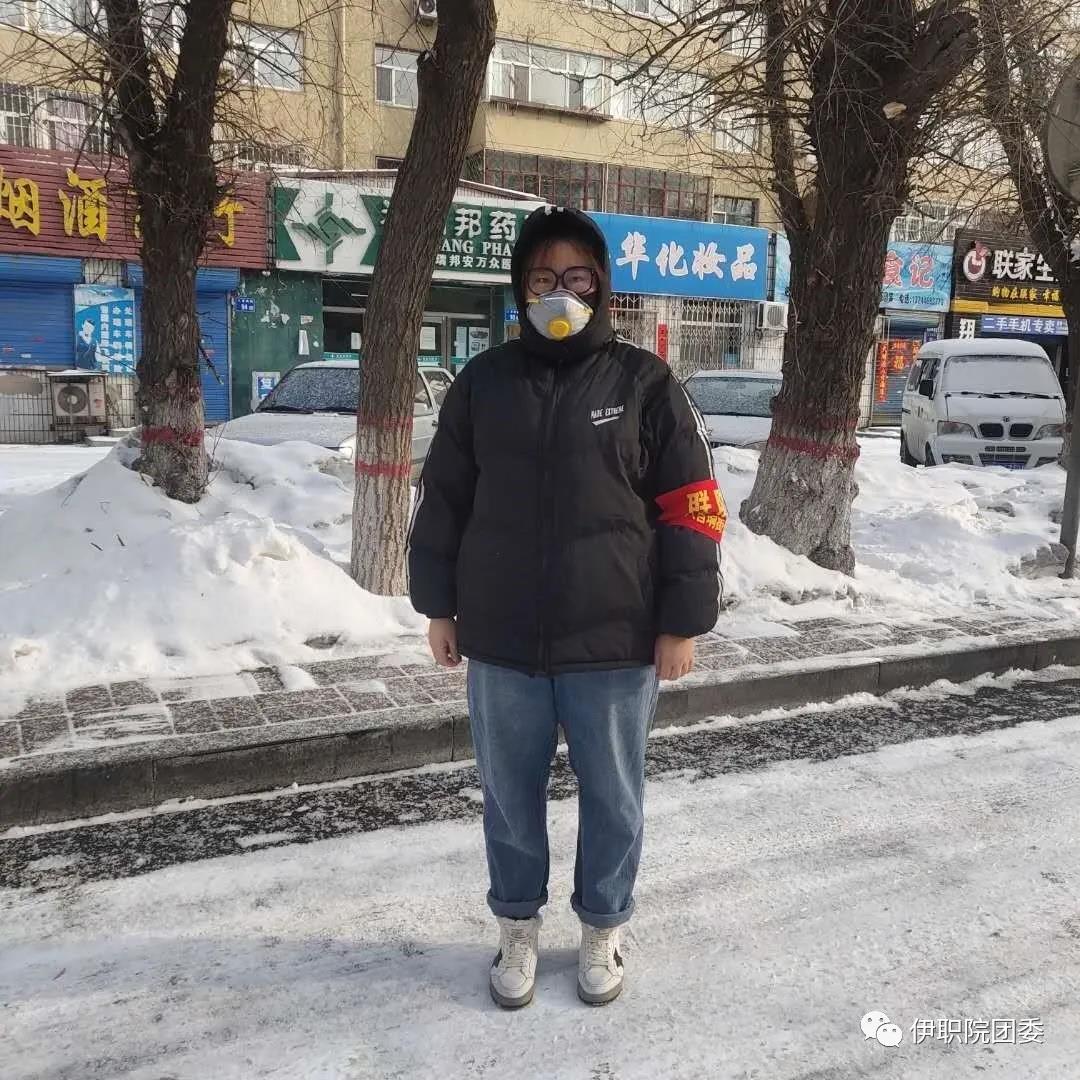 职院学子用实际行动践行“雷锋”精神