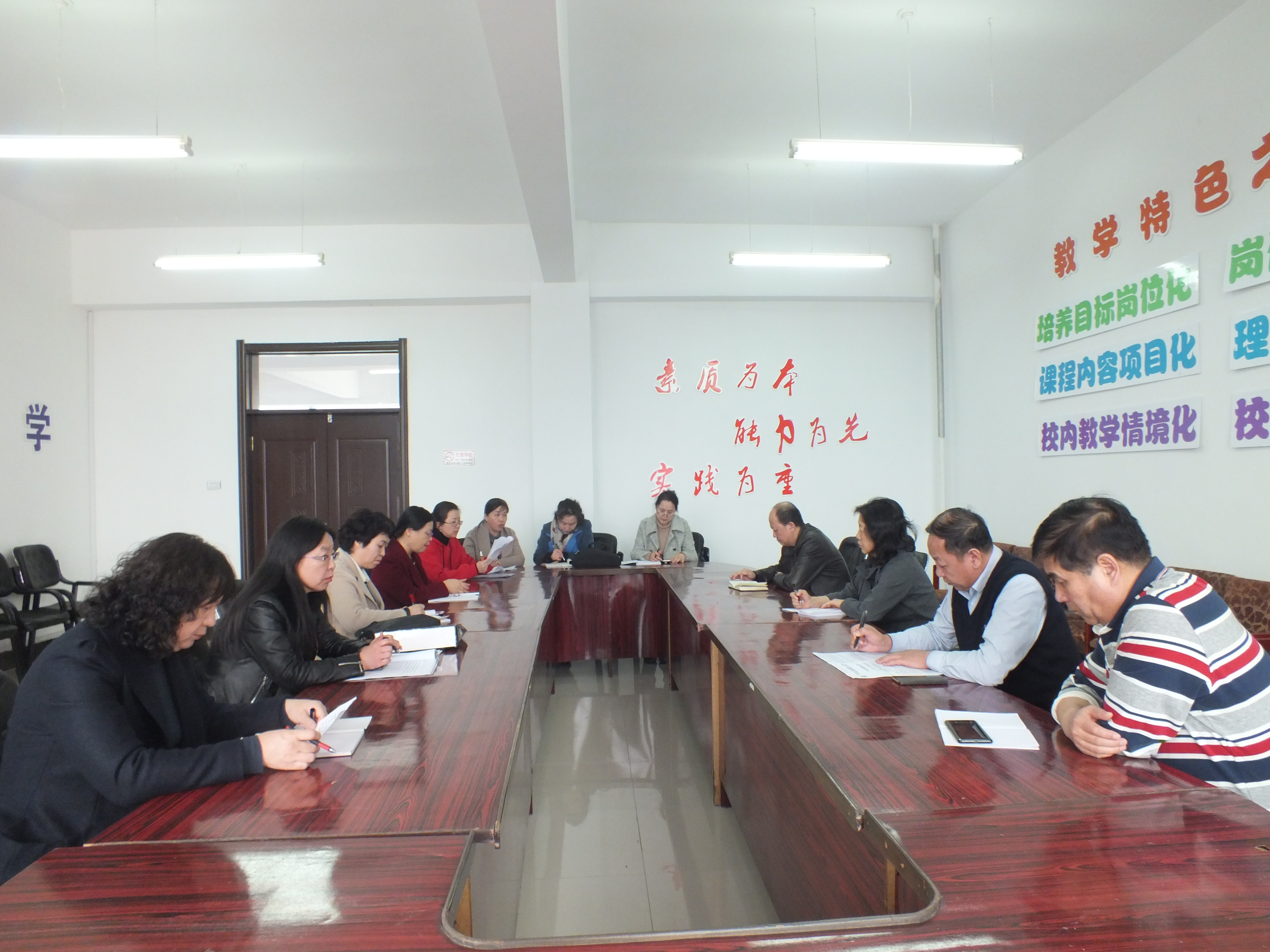 公共教育学院召开思想政治理论教育座谈会