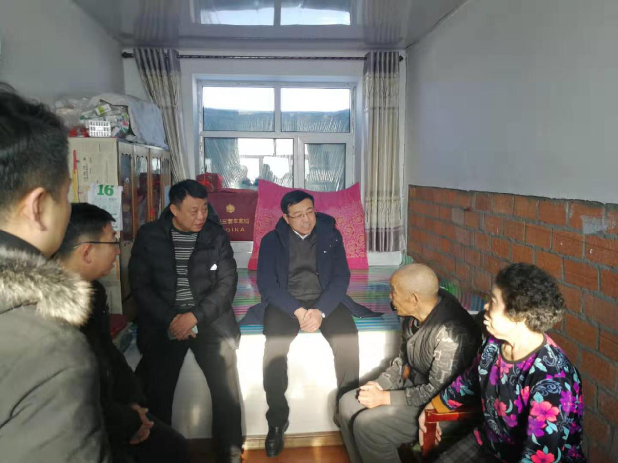 走访看望贫困户__助推精准扶贫