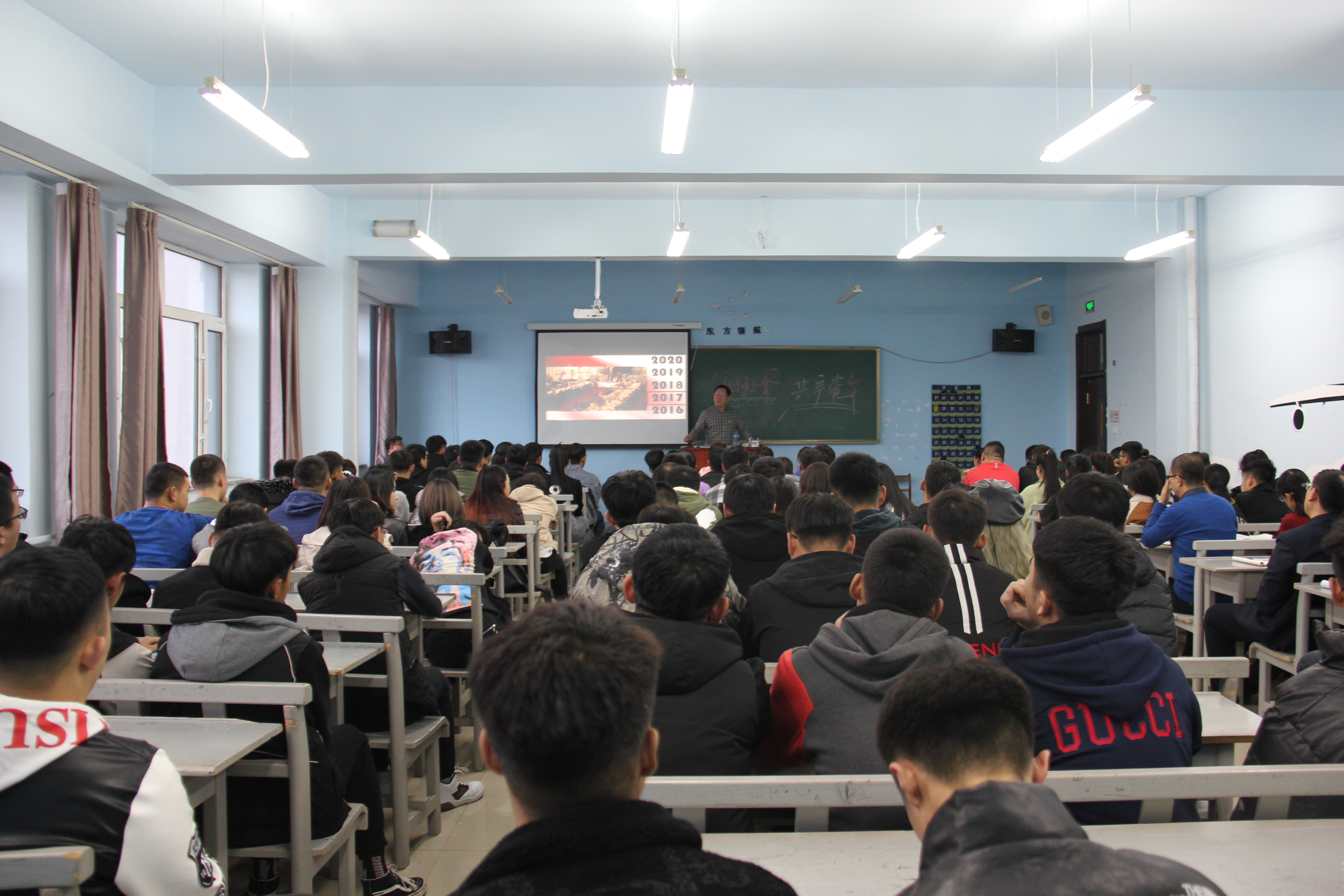 学院领导深入旅游商务学院上思政课