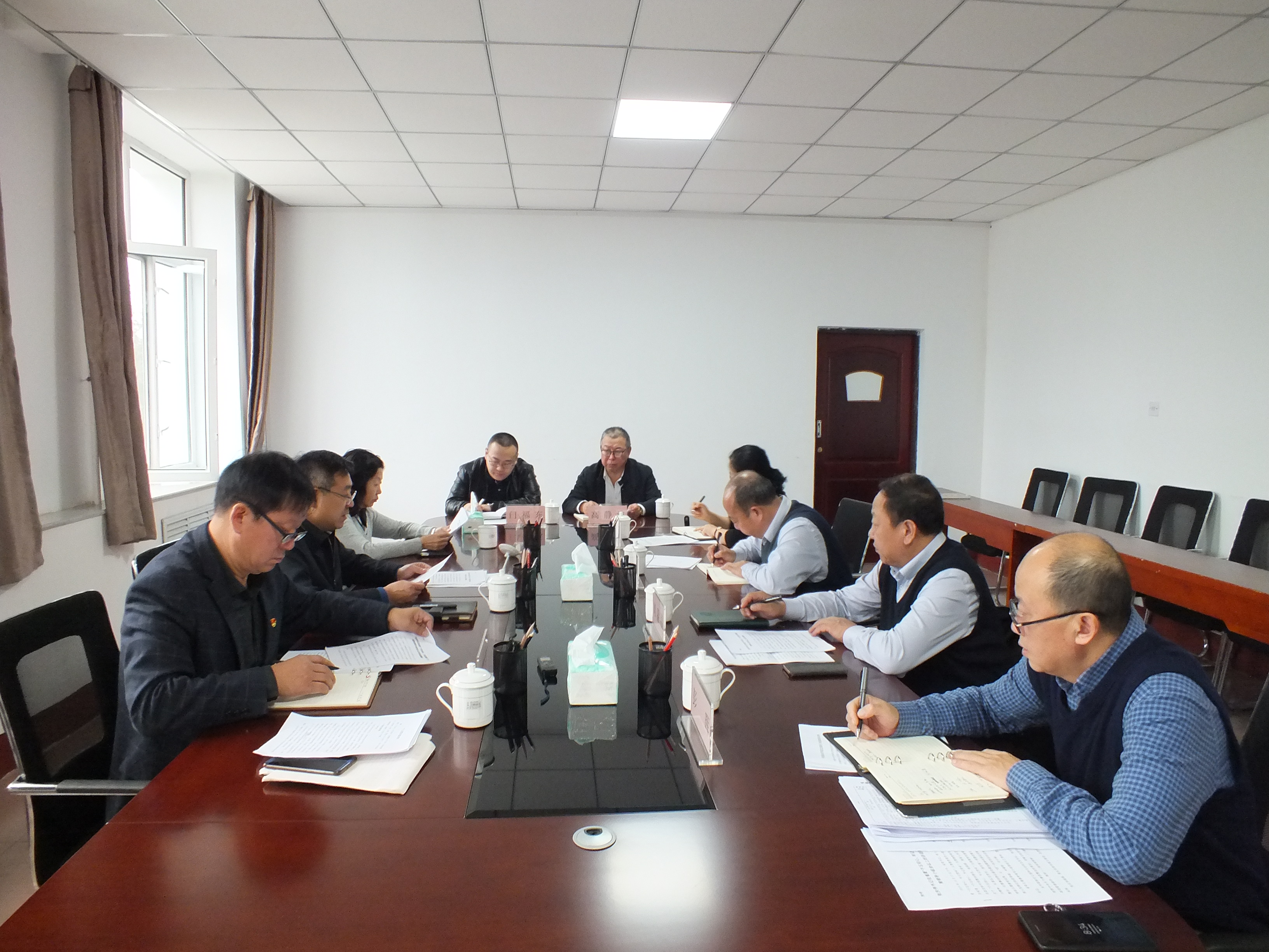 学校党委开展“不忘初心，牢记使命”主题教育领导班子检视问题专题会和对照党章党规找差距专题会